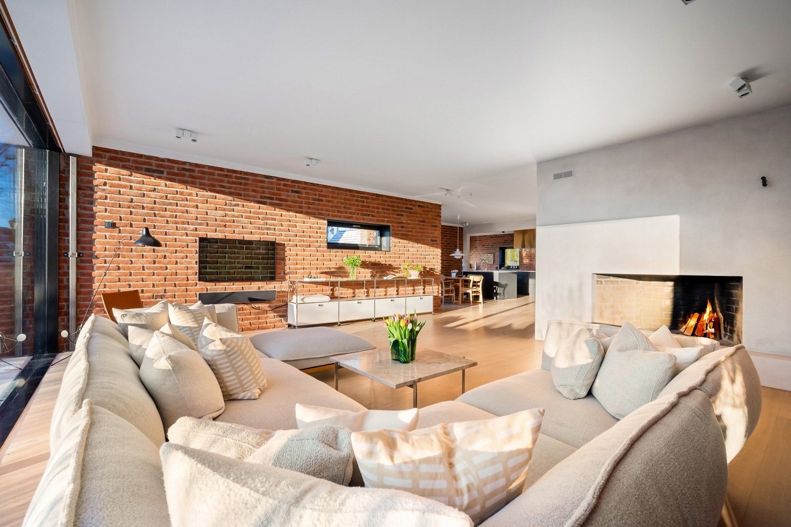 Dagslyset fyller rommet og understreker planens åpenhet. Galleribilde