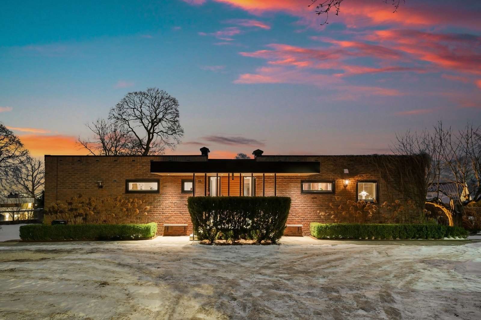 Et lavtliggende, modernistisk teglhus. Galleribilde