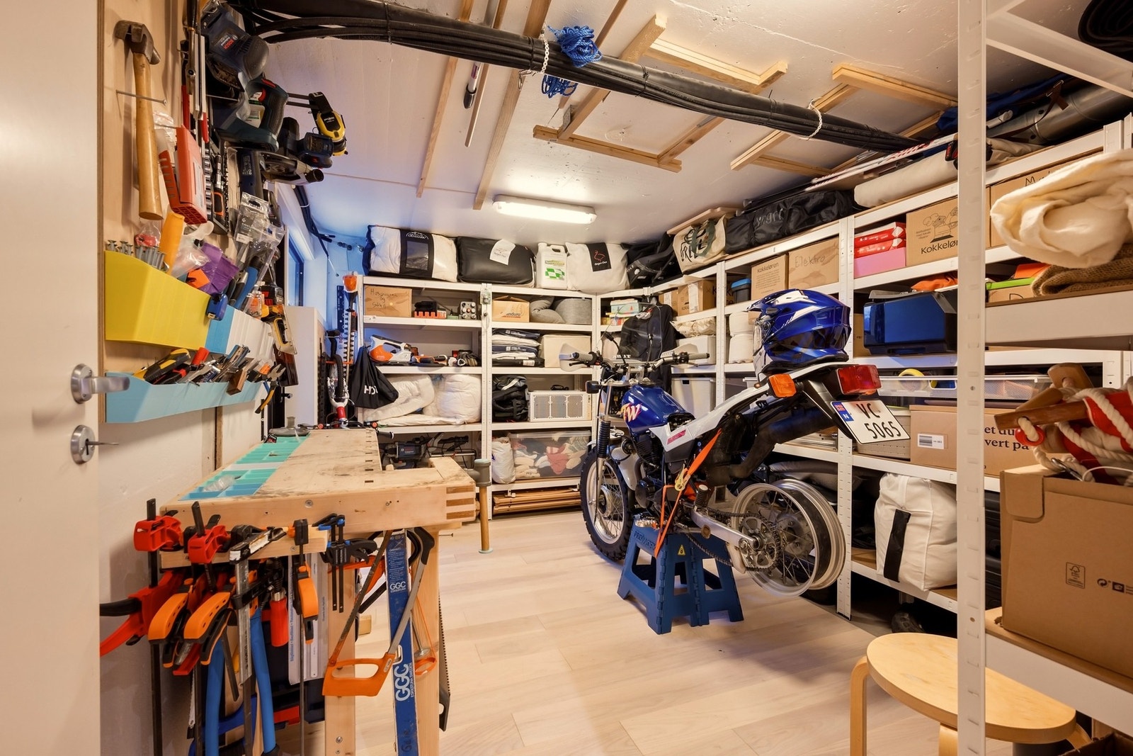 Innvendig bod med tilgang fra vaskerom og egen inngang fra hagens i vest. Galleribilde