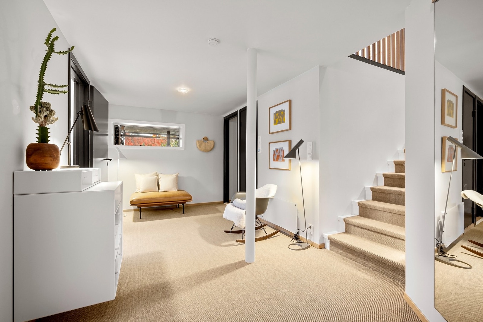 Mellomgangen i underetasjen forbinder nivåets tre soverom og bad. Galleribilde