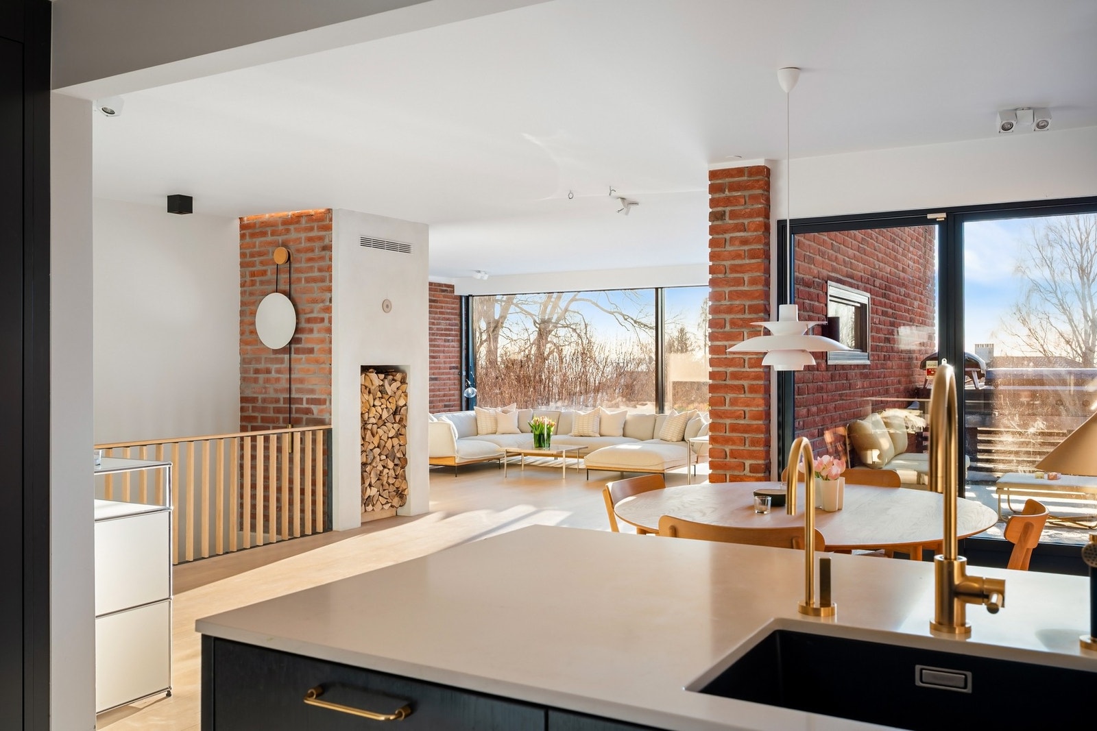 Hele boligens hovedetasje, samt barnerom i underetasjen har elektrisk gulvvarme. Galleribilde