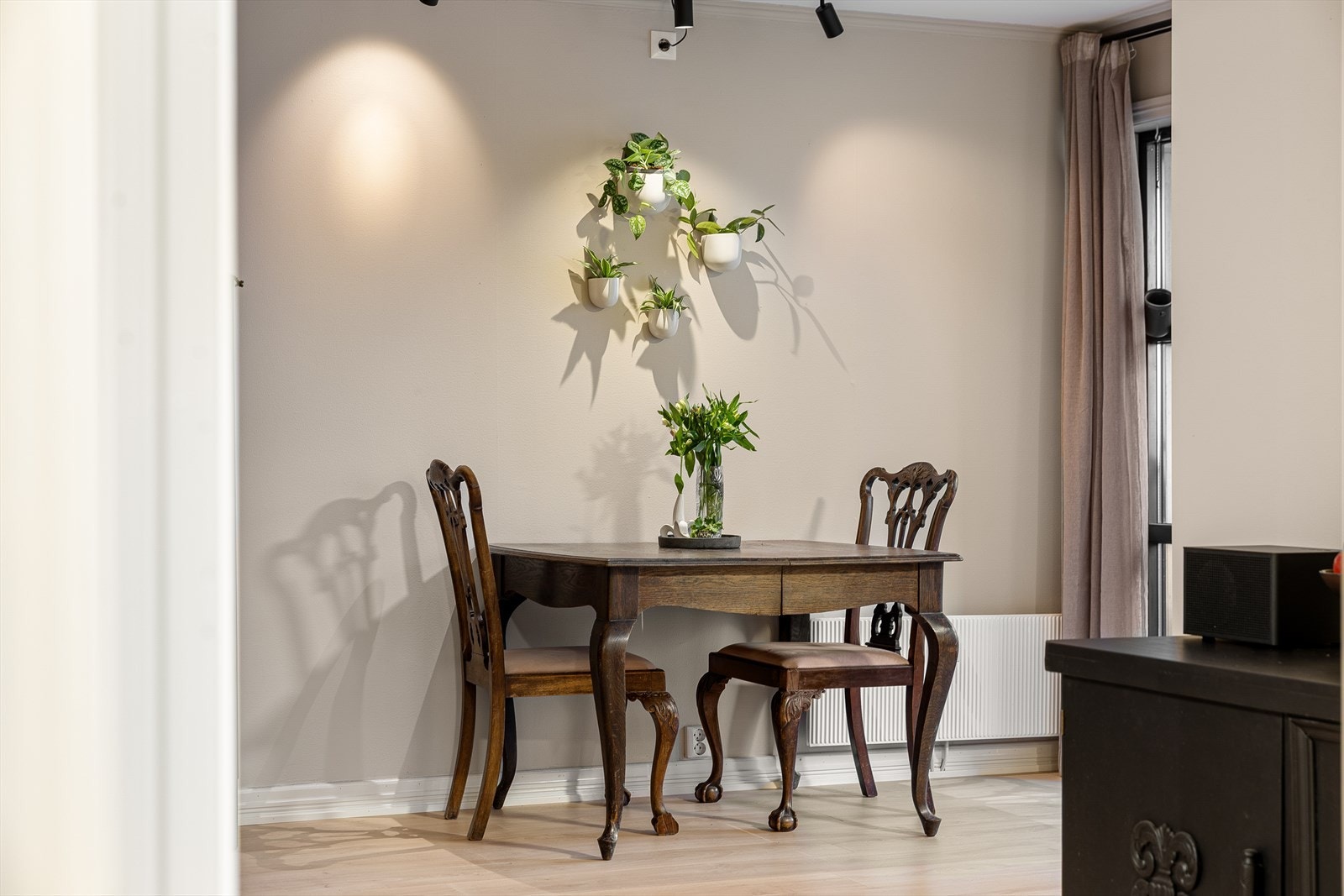 Spiseplassen inviterer til sosiale sammenkomster i et lyst og luftig miljø. Galleribilde