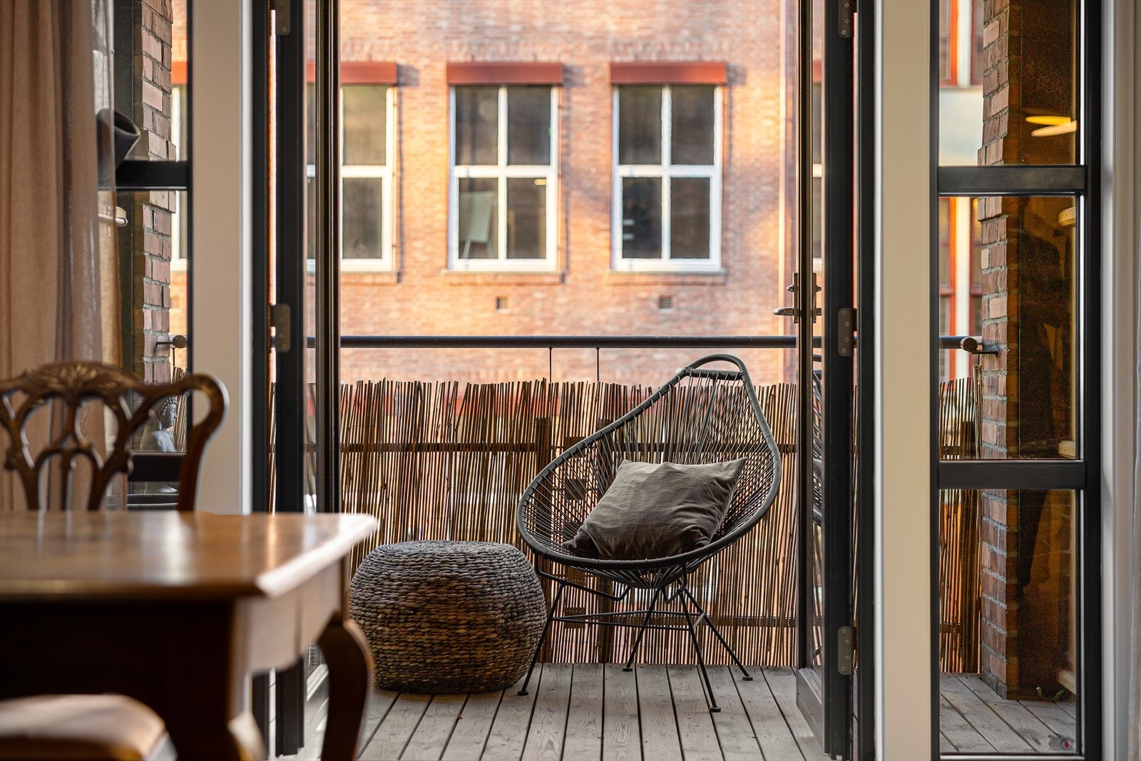 Store balkongdører slipper inn rikelig med dagslys og knytter inne- og uterommet sømløst sammen. Galleribilde