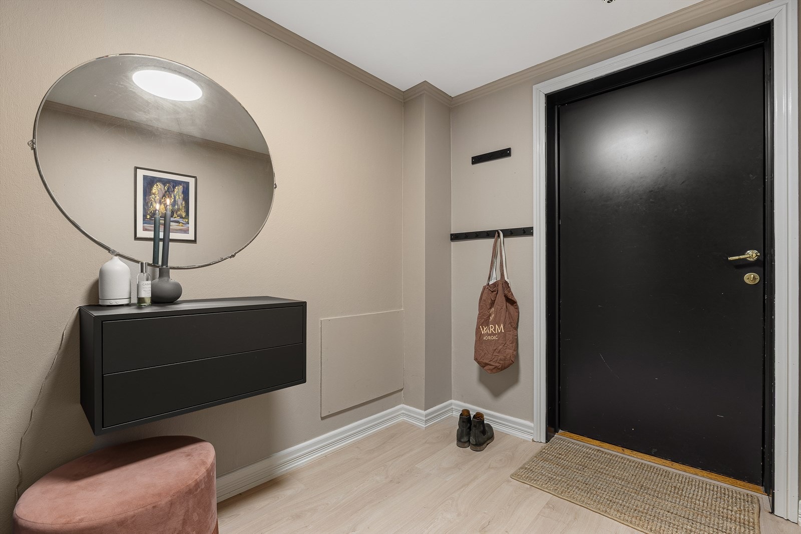 Innbydende entré som gir et godt førsteinntrykk av leiligheten. Det er også verdt å nevne at det i tillegg til innvendig bod medfølger bod i kjeller. Galleribilde