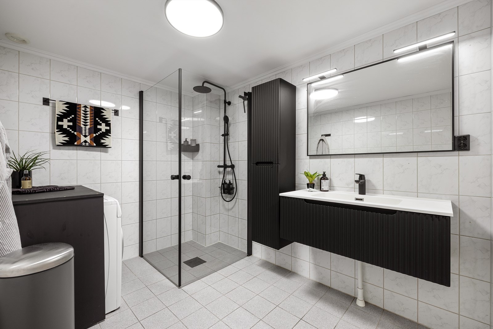 Badet ble oppgradert med ny innredning i 2023 og fremstår som moderne og delikat. Badet er utstyrt med løsninger fra Grohe og Duxa. Galleribilde