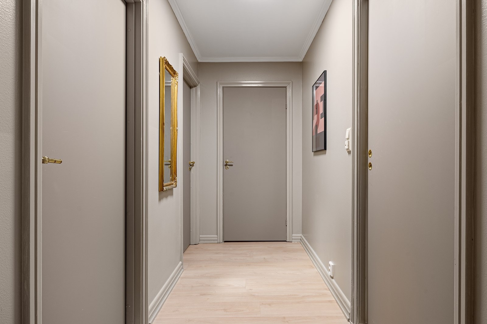 Praktisk mellomgang som binder sammen soverom, bad og innvendig bod. Boden er målt til ca. 2 m². Galleribilde