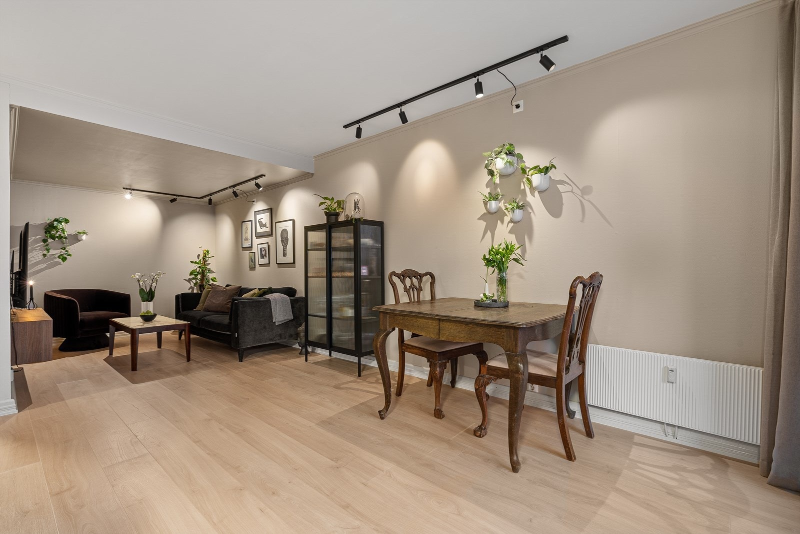 Tilbake i spisestuen - her er det god plass til større spisebord og hyggelige middager med venner og familie. Galleribilde