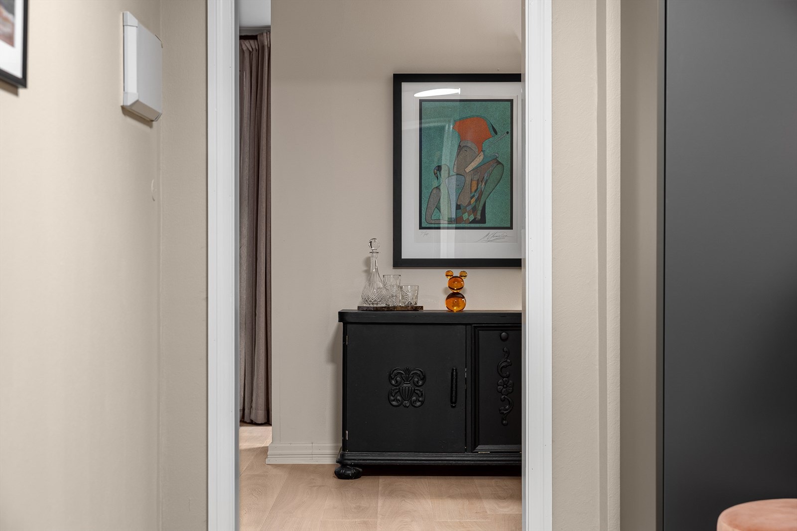 Bildene viser tydelig hvordan stuen kan deles inn i flere funksjonelle soner uten å miste romfølelse. Galleribilde