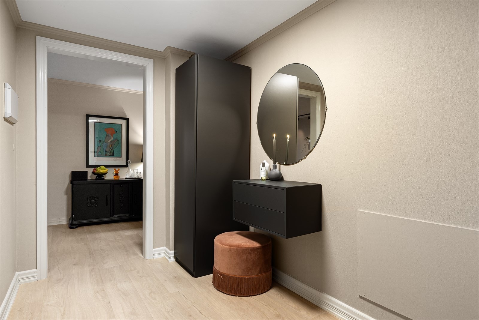 Gangen har plass til oppbevaring og praktiske løsninger for yttertøy og sko. Galleribilde