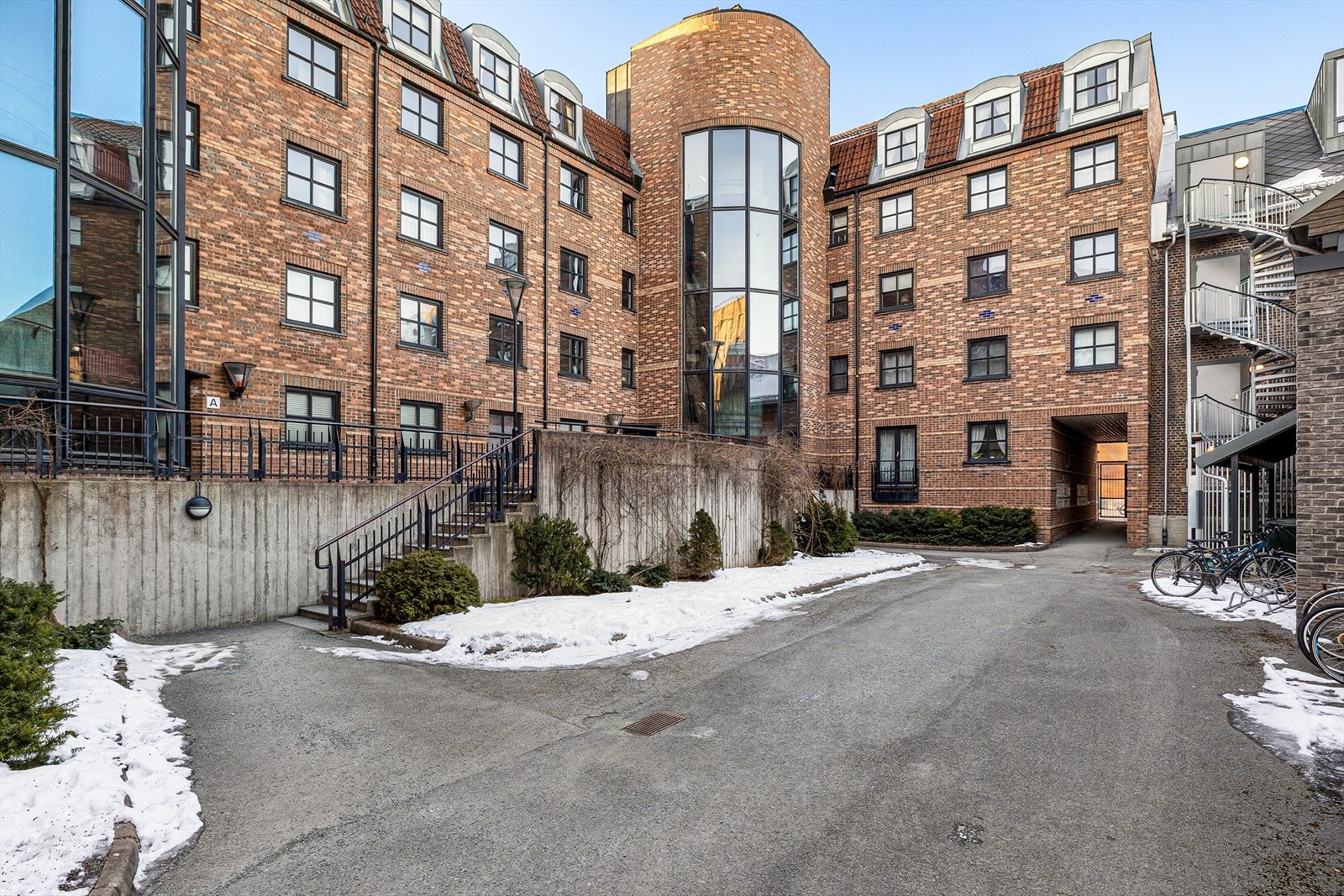 Perfekt beliggenhet midt i Trondheim sentrum - med umiddelbar nærhet til alt byen har å by på, samtidig som boligen ligger tilbaketrukket i rolige omgivelser. Velkommen på visning! Galleribilde