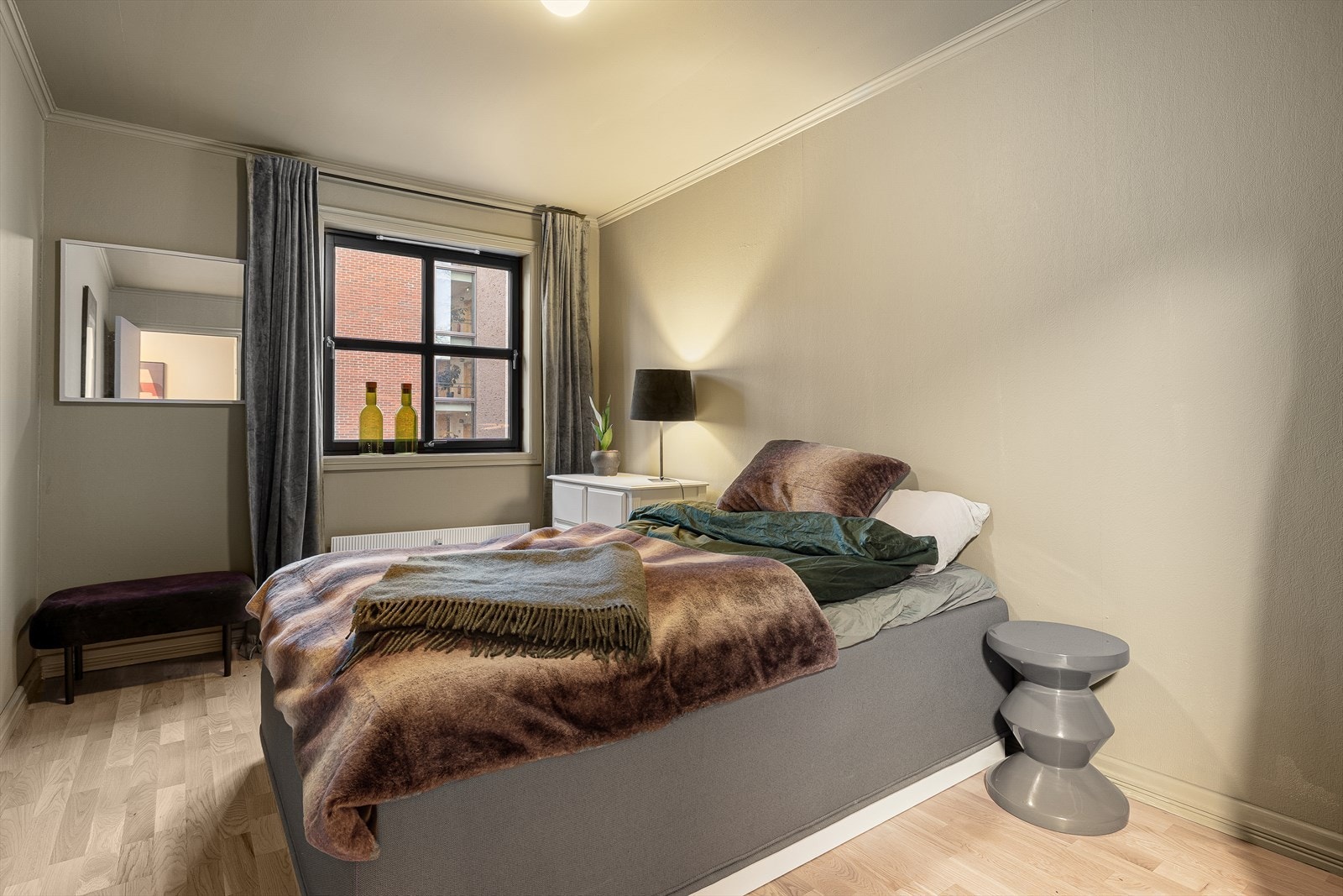 Romslig hovedsoverom med god plass til dobbeltseng, nattbord og kommode. Soverommet er 11,6 m². Galleribilde