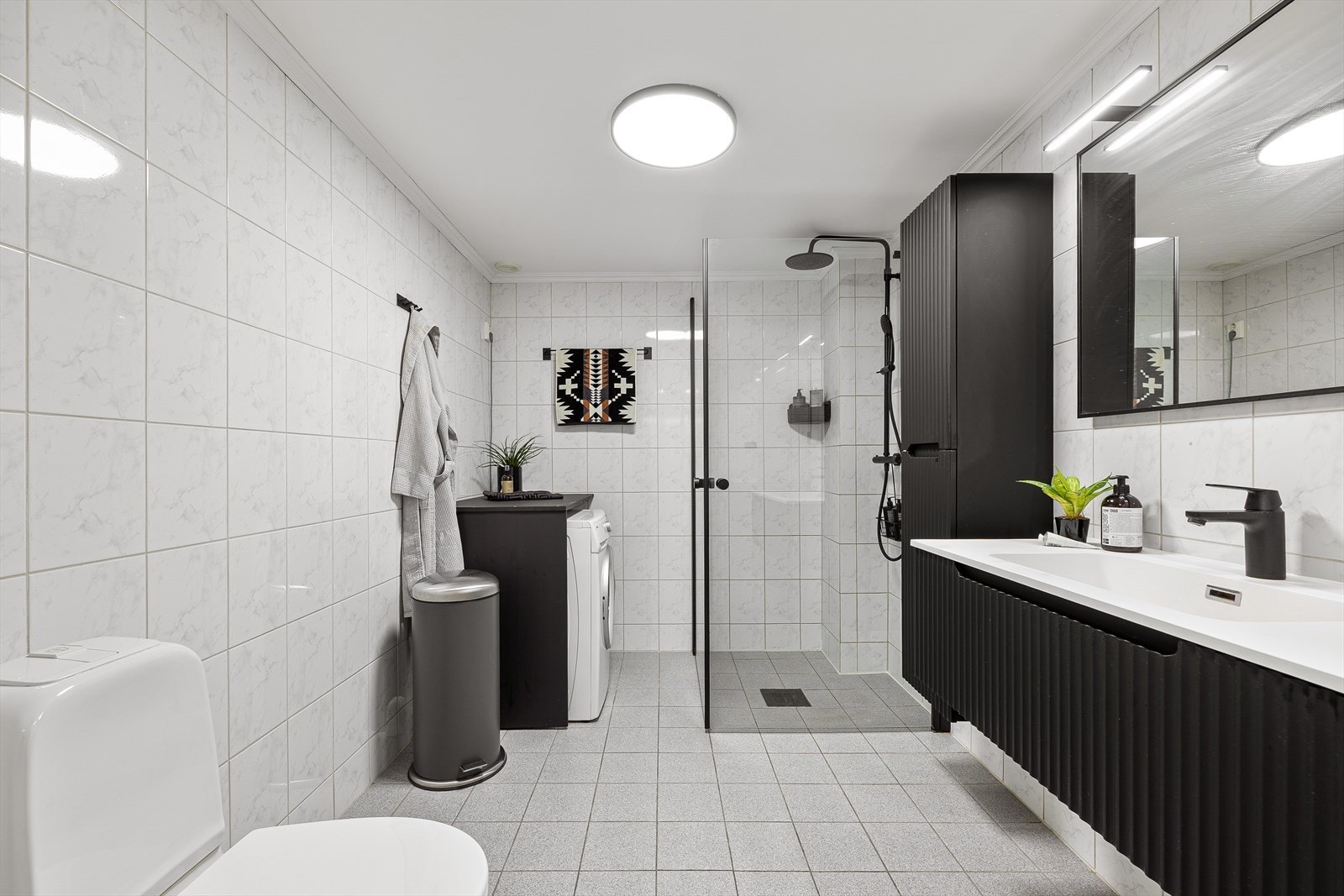 I følge takstmann er det ikke indikert fukt i gulv, vegger eller i dusj sone. TG3 er kun gitt på grunn av opprinnelig alder. Galleribilde