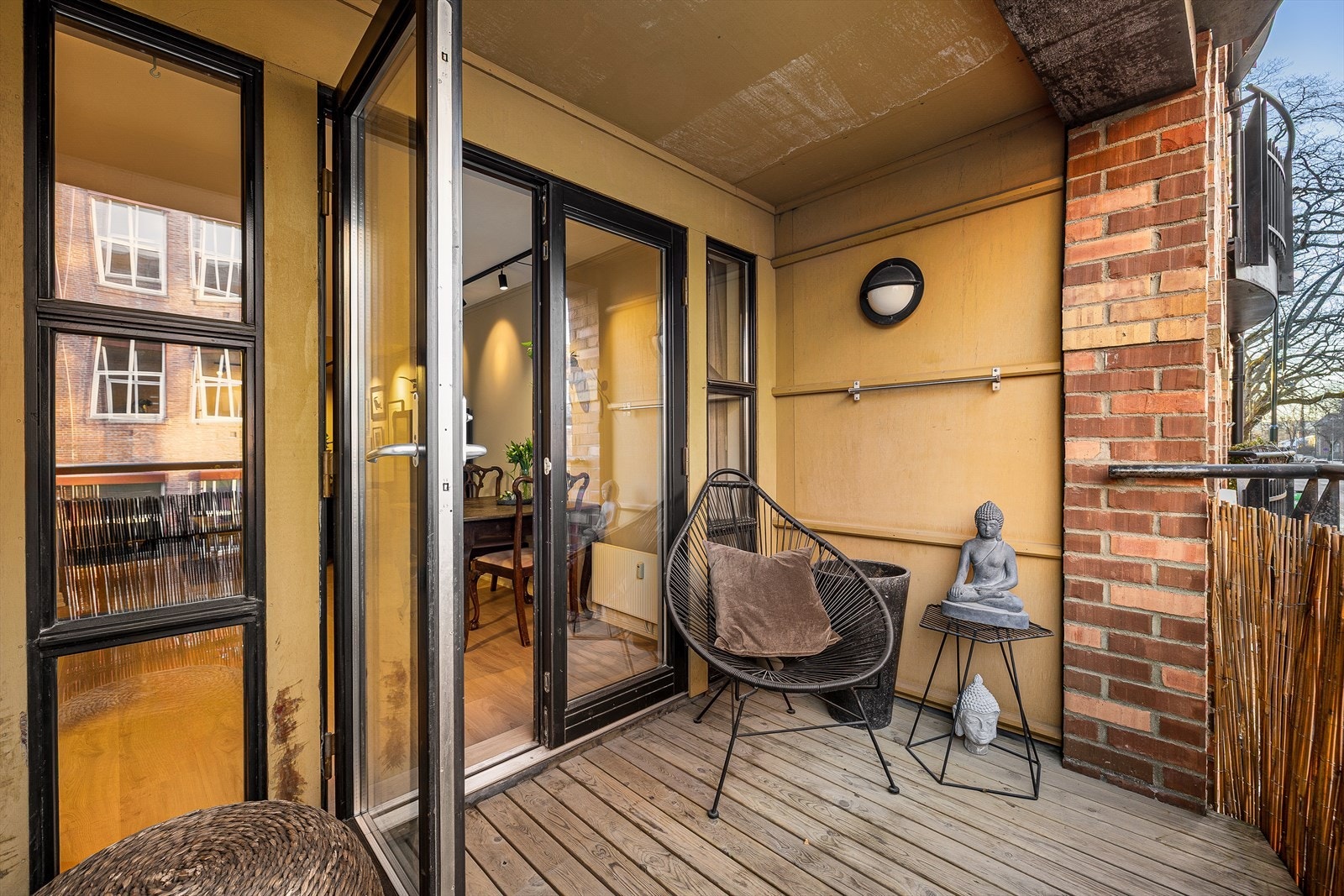 Balkongen vender ut mot en rolig gate, til tross for den sentrale beliggenheten midt i byen. Galleribilde