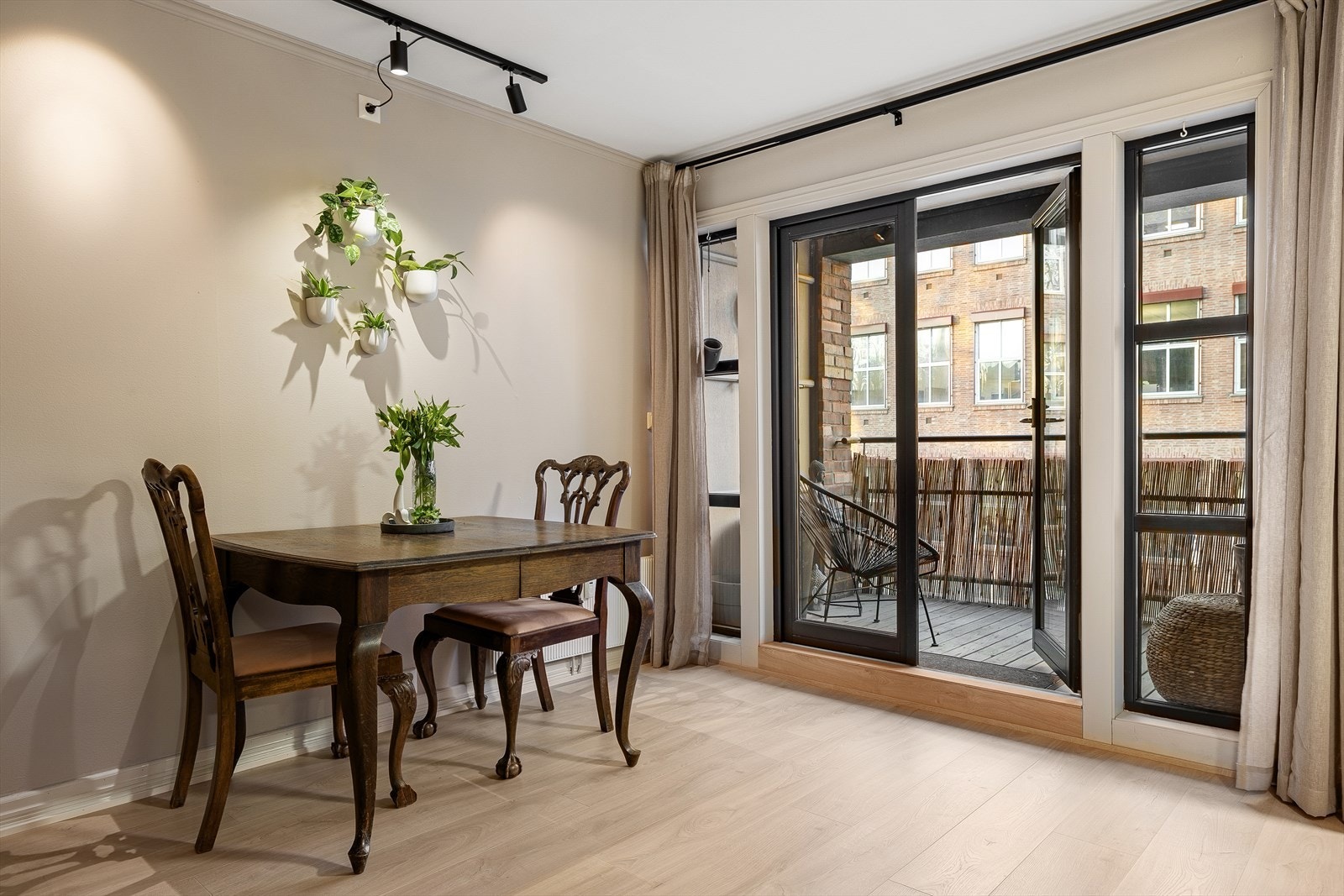 Allrommet byr på tydelige soneinndelinger med naturlig plass til både spiseplass og TV-stue - en planløsning som gir rommet flyt og funksjon. Galleribilde