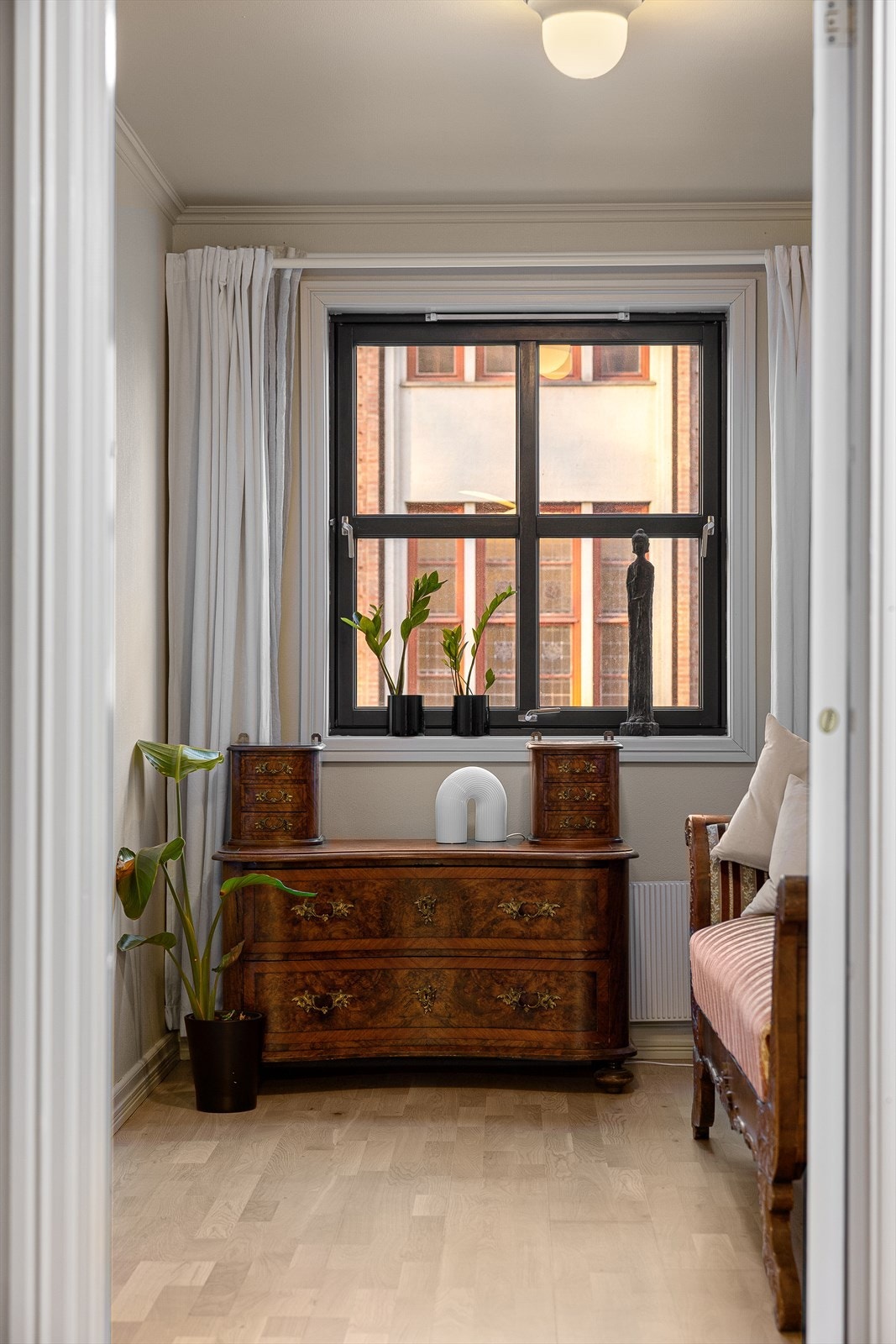 Inngang til leilighetens andre soverom, skjermet og rolig plassert i planløsningen. Galleribilde