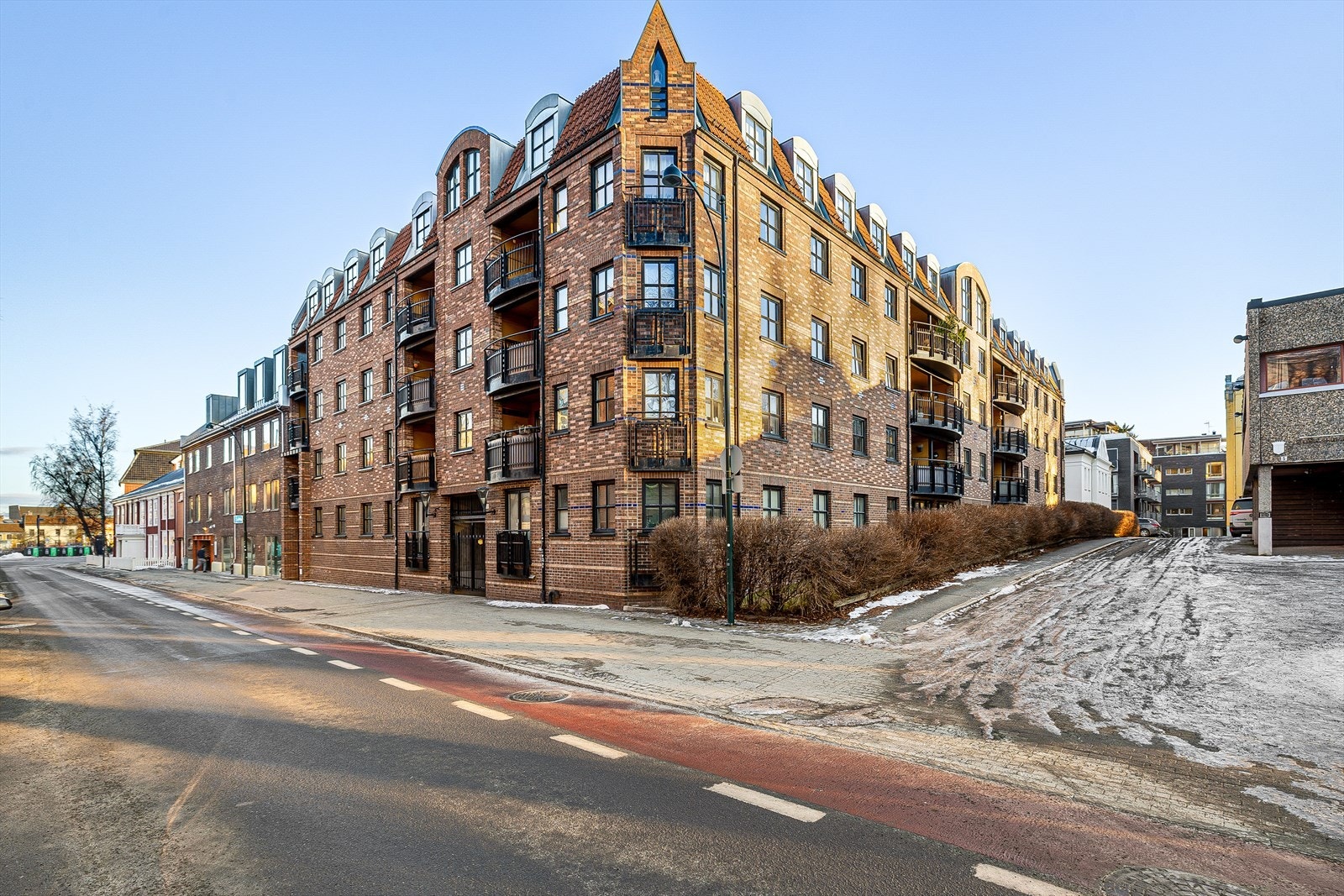 Flott og majestetisk bygård fra 1995, beliggende i et attraktivt og veletablert sameie. Galleribilde