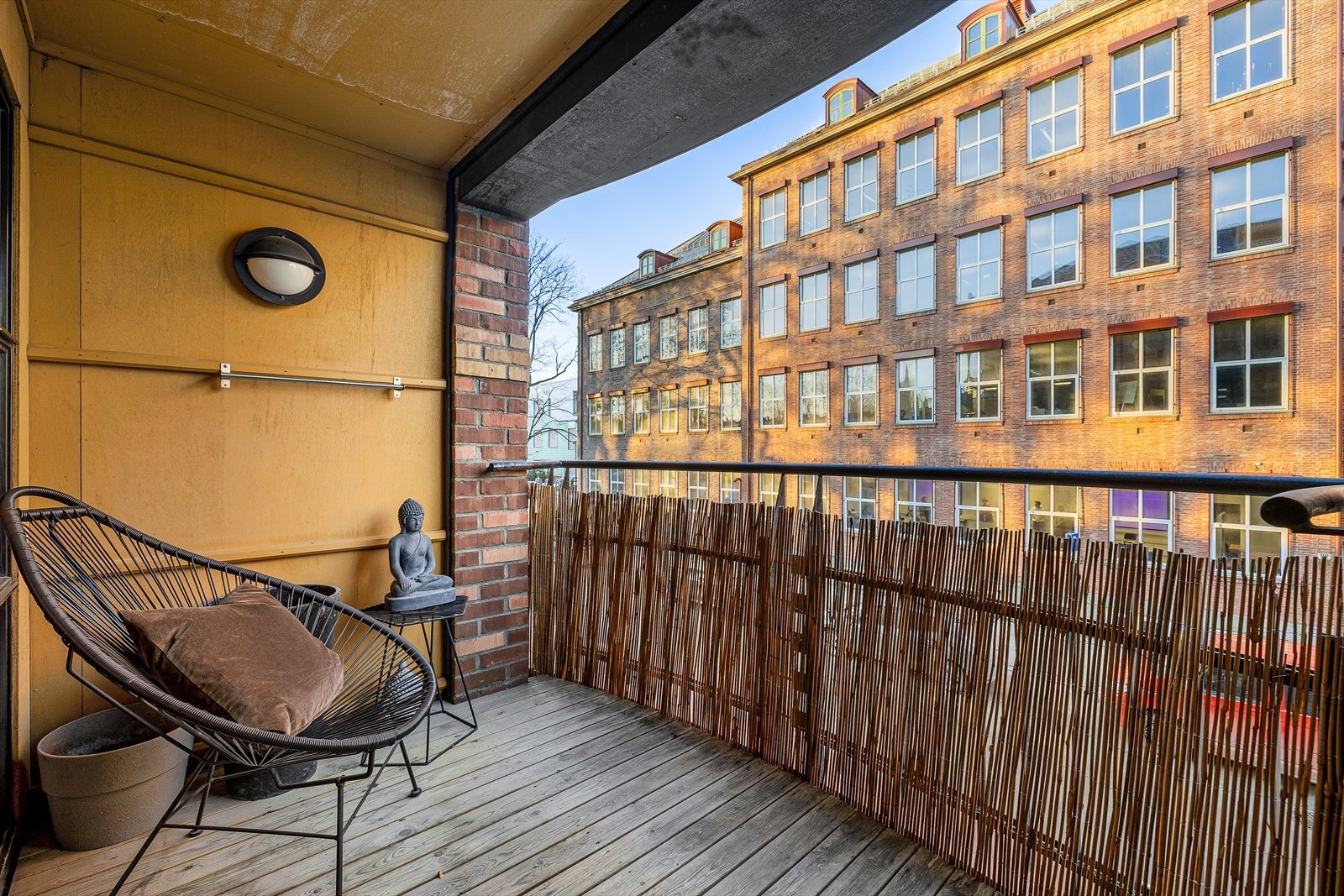 Vestvendt balkong med gode solforhold - et perfekt sted for avslapning etter jobb. Galleribilde