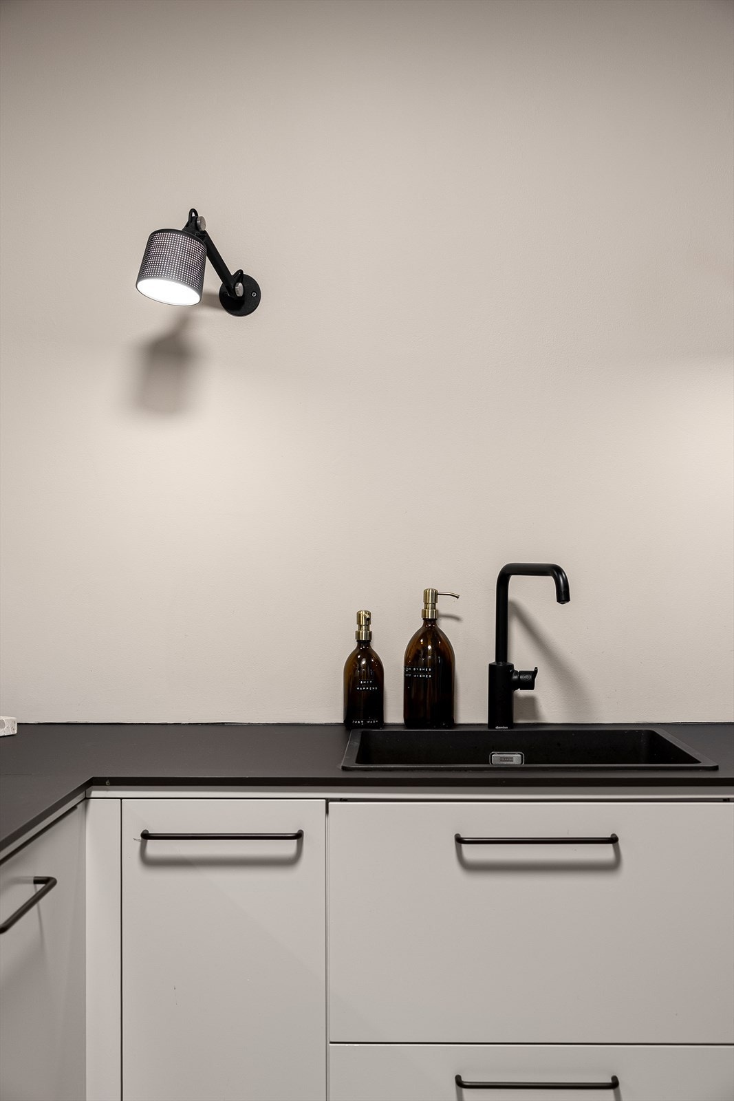 Kjøkkenet har integrerte hvitevarer og en moderne, sort servant som gir et eksklusivt uttrykk. Galleribilde