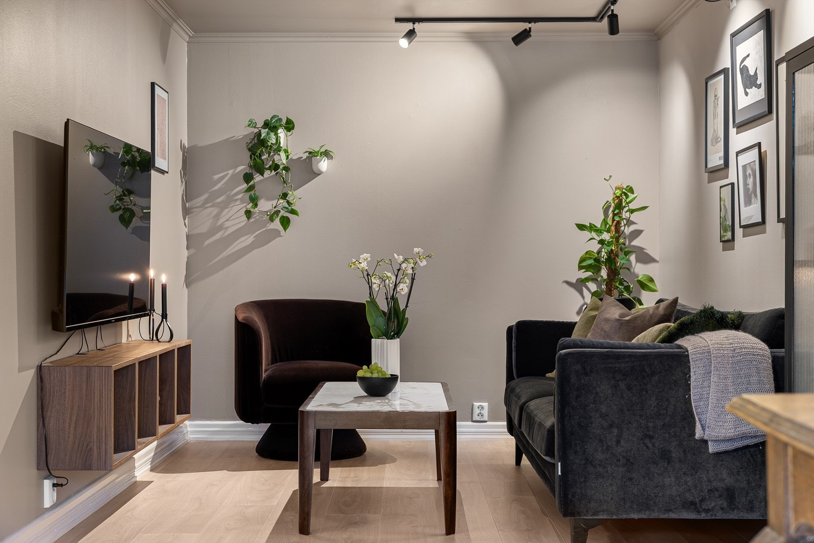 God plass til sofagruppe og mediemøbler, samtidig som rommet oppleves ryddig og oversiktlig. Galleribilde