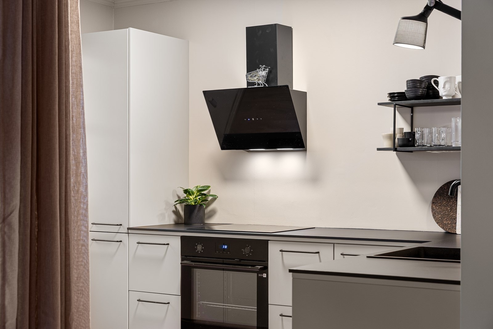 Praktisk arbeidsflate og gode oppbevaringsløsninger gjør kjøkkenet funksjonelt i hverdagen. Galleribilde