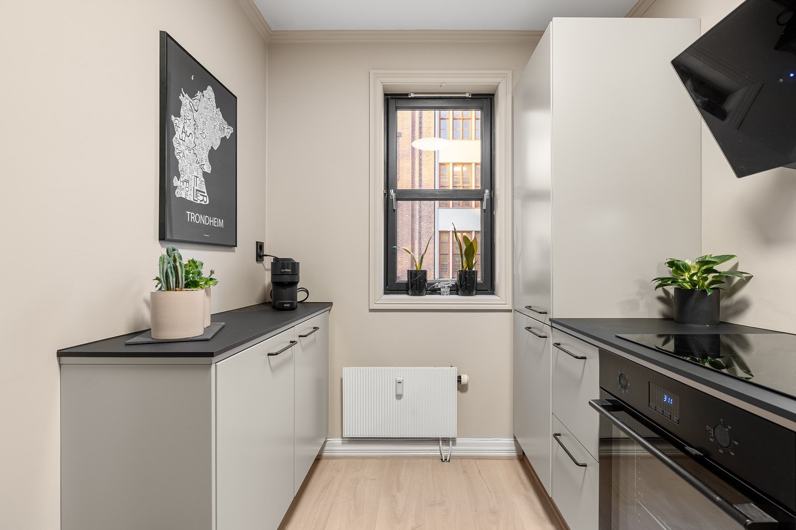 Kjøkkenet har mekanisk avtrekk og er oppmålt til ca. 7 m². Sentralvarme gir behagelig oppvarming og lave strømkostnader. Galleribilde