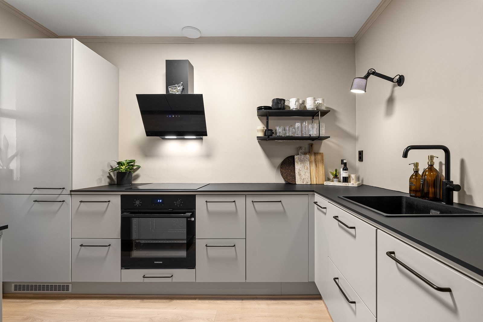 Stilrent og oppgradert kjøkken fra Epoq, nytt i 2024. Kjøkkenet er utstyrt med integrerte hvitevarer levert av Samsung, Thermex og Electrolux, alle fra samme år. Galleribilde