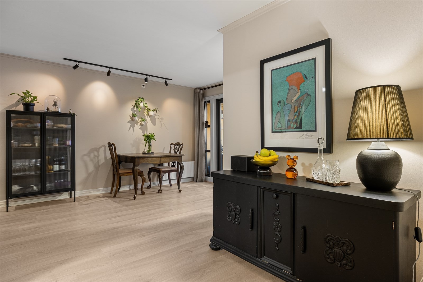 Allrommet byr på en tredje sone med gode muligheter for oppbevaring eller fleksibel bruk. Galleribilde