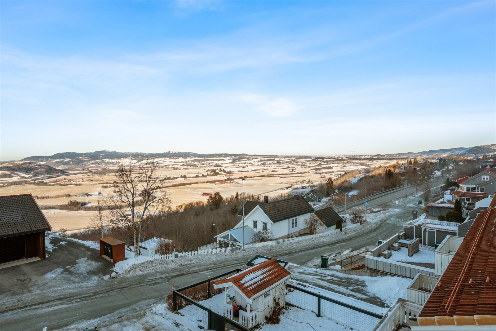 Beliggenheten er ideell for familier, i et trygt og rolig nabolag med gangavstand til skole, barnehage og flotte turmuligheter i bl.a. Vassfjellet i umiddelbar nærhet. Galleribilde