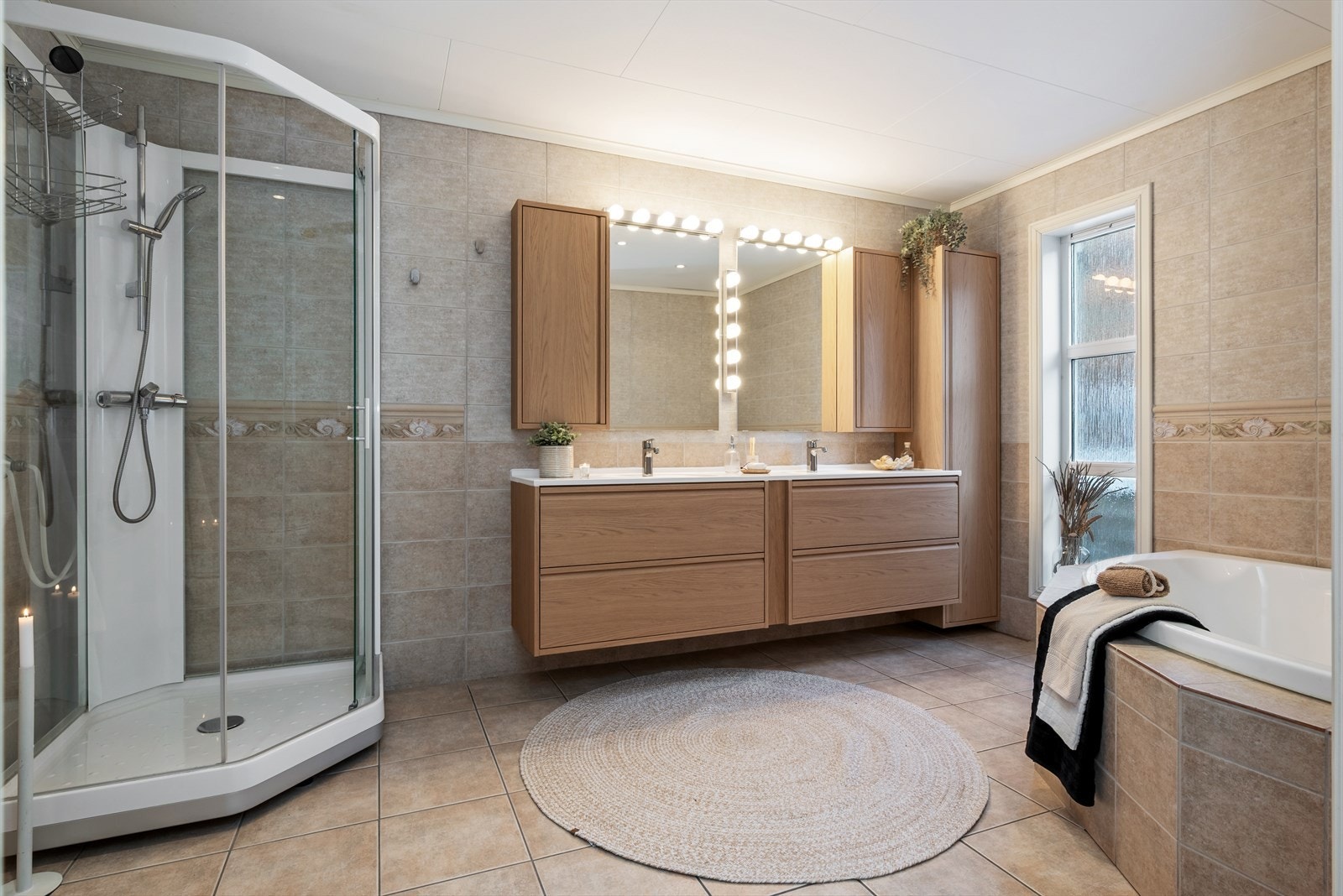 Badet på 11 kvm er av god størrelse, oppgradert i 2025 med en ny, moderne og innholdsrik innredning i stilrent design. Galleribilde