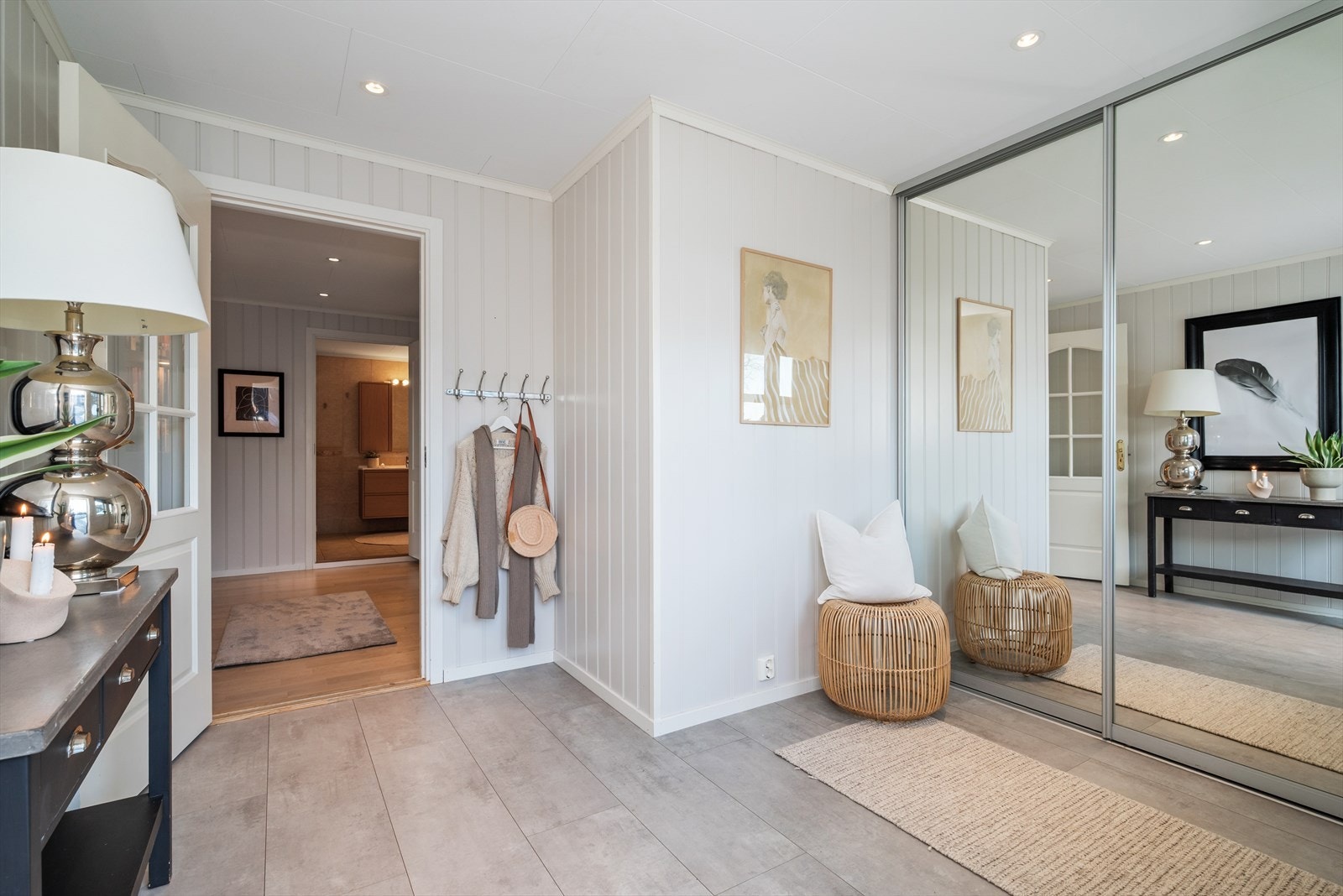 Man ønskes velkommen av en bred entré på 9,5 kvm, med mye oppbevaring i en plassbygd skyvedørsgarderobe med speildører. Galleribilde