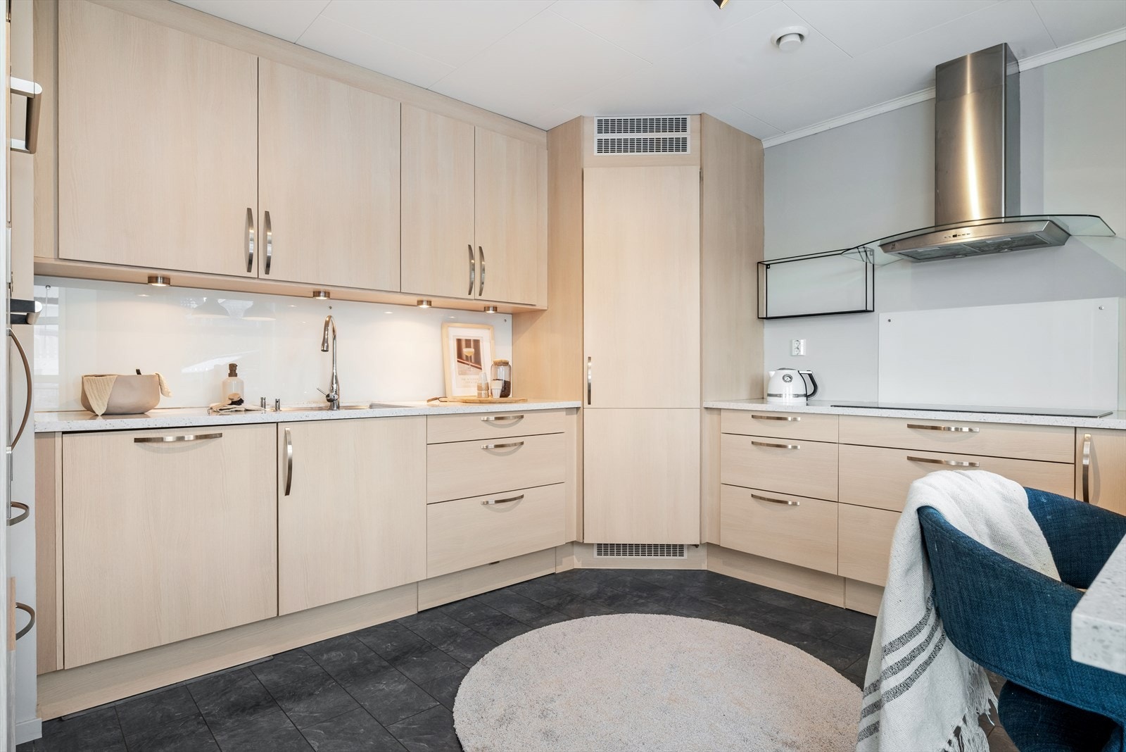 Kjøkkenet har rikelig med skap- og benkeplass - her kan både store og små bli med på matlagingen. Galleribilde