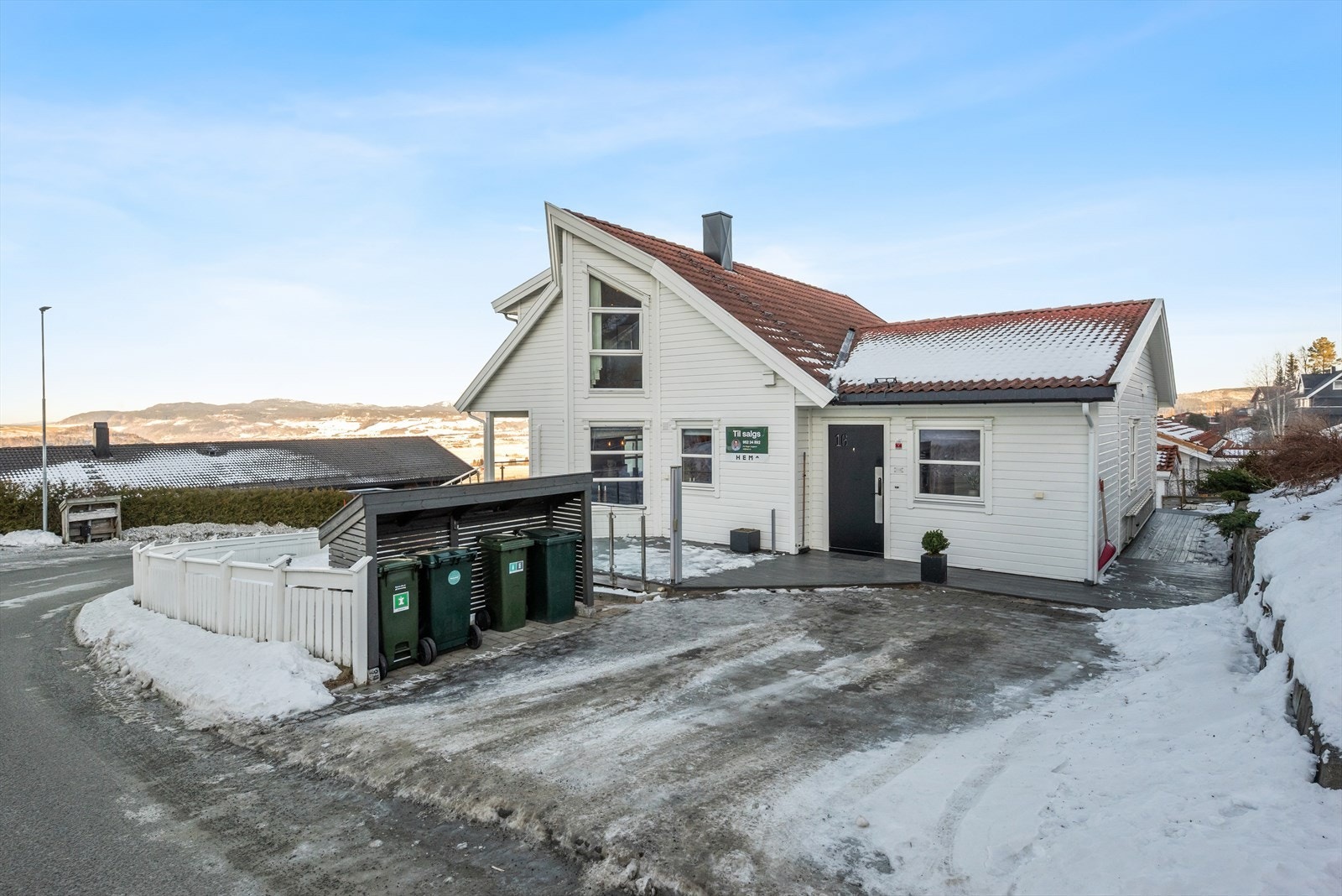 I 2021 ble det oppført et nytt, moderne søppelskur, praktisk integrert i eiendommens utemiljø. Galleribilde