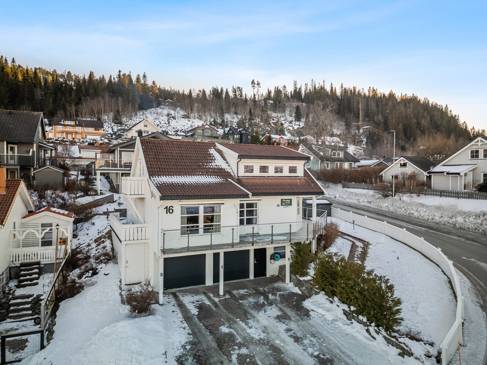 I 2019 ble utendørsboden utgravd og utvidet, og tilbyr nå ekstra god lagringsplass - praktisk, gjennomtenkt og tilpasset eiendommens behov. Galleribilde