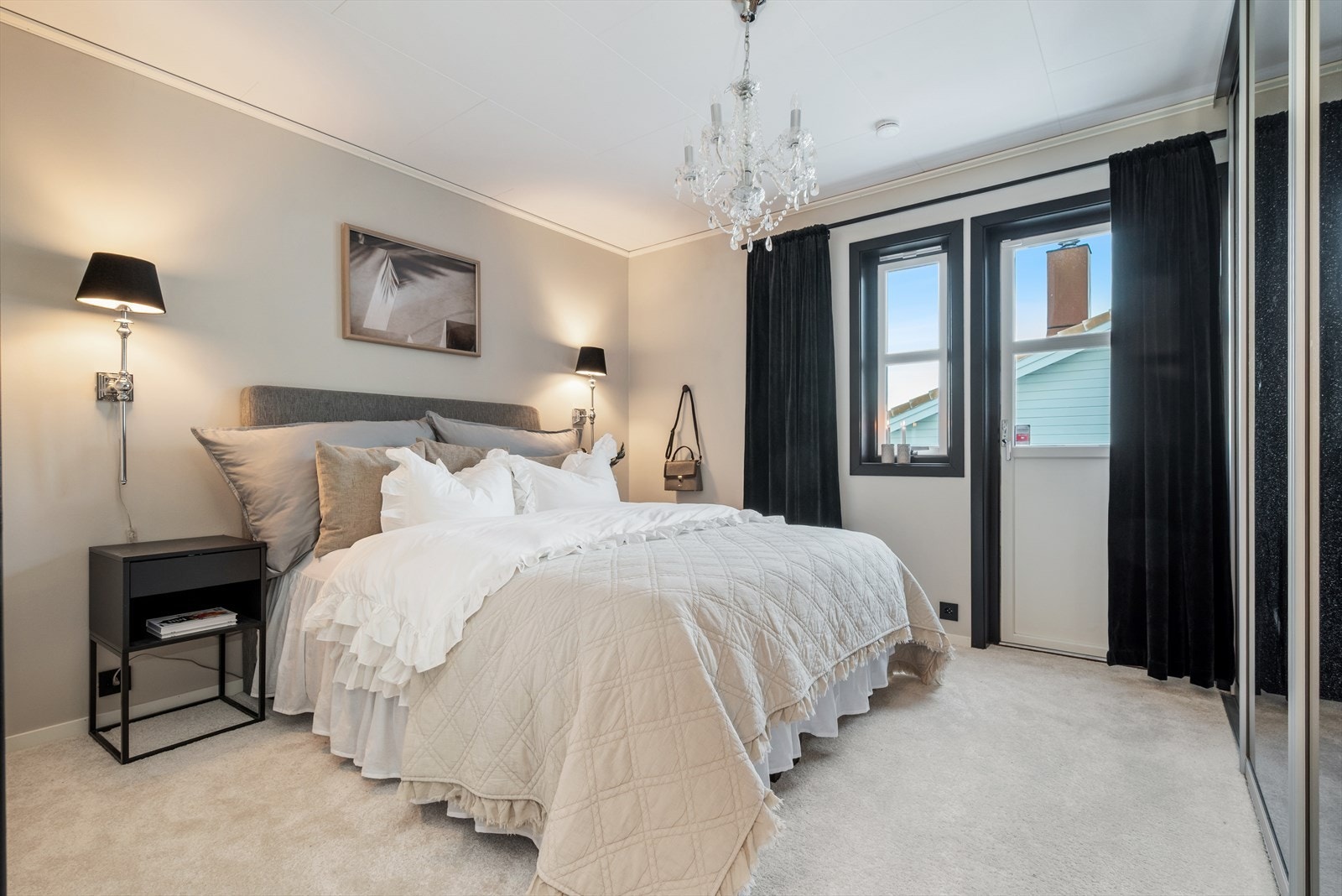 Hovedsoverommet ligger på hovedplanet og er på romslige 12,5 kvm, med lunt teppegulv, stor skyvedørsgarderobe og egen utgang til terrassen. Galleribilde