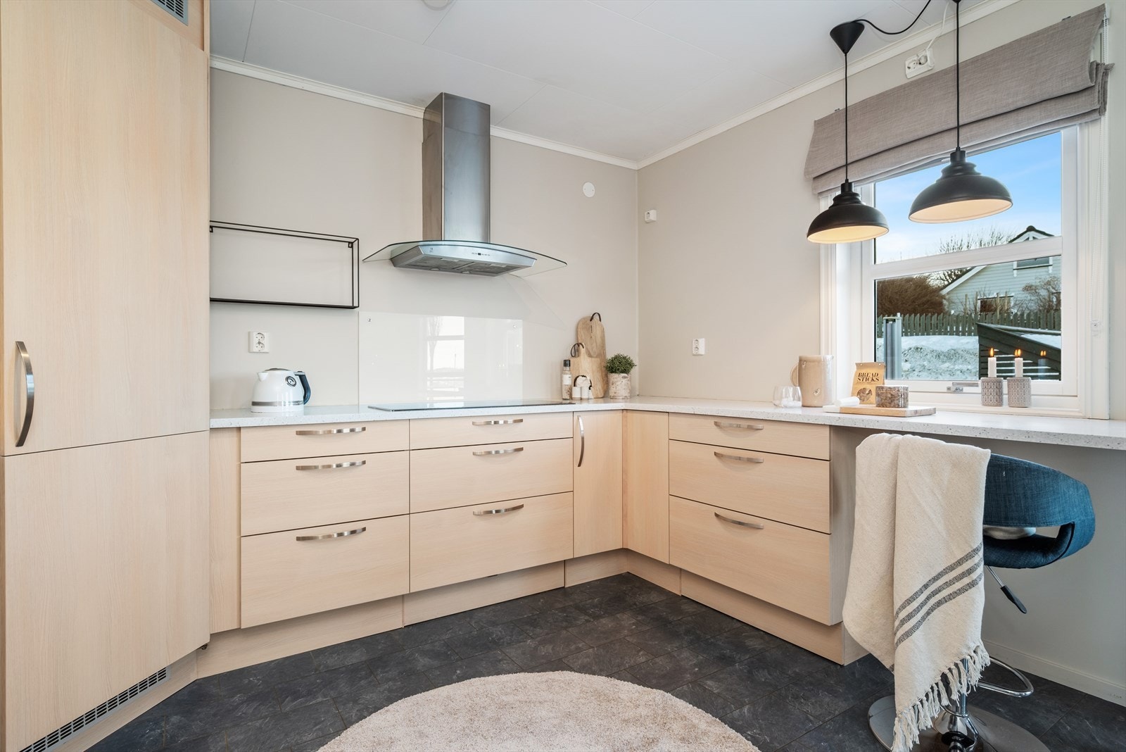 Kjøkkenet på 13 kvm ligger delvis skjermet innenfor spisestuen, og det er god kontakt mellom sonene. Galleribilde