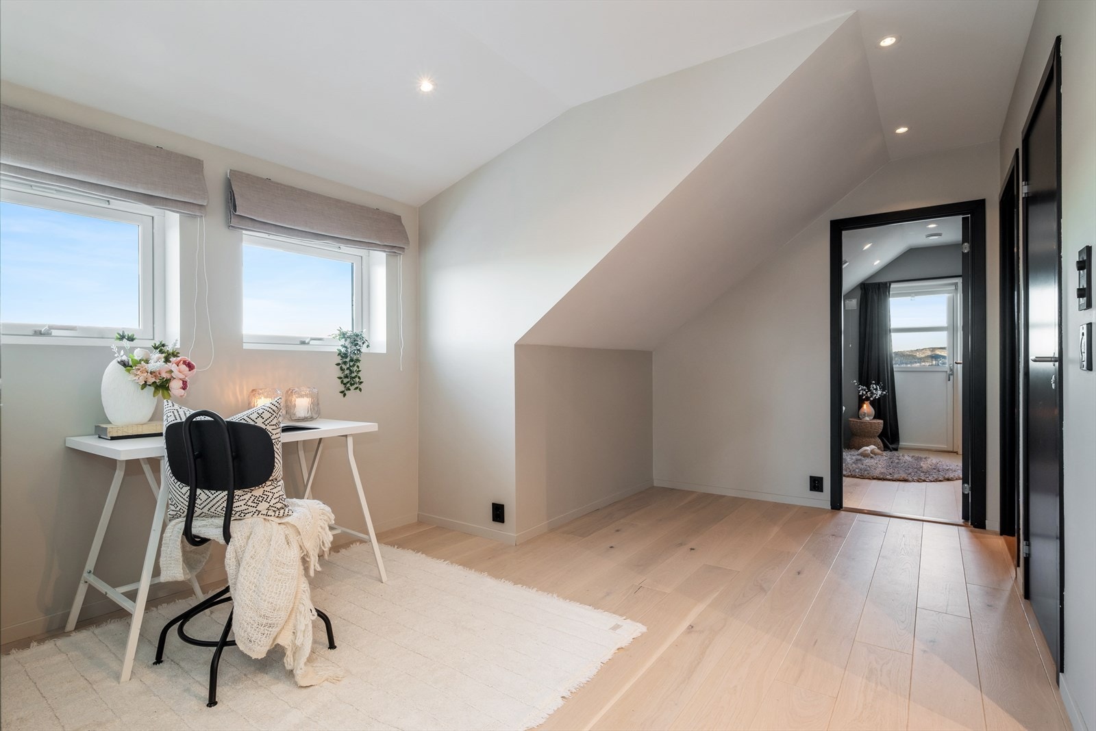 Hele 2. etasje er stilfullt pusset opp med nye innerdører, nytt 1-stavs gulv og listefri finish. Nye kontaktpunkter og dimmere i sort tilfører en gjennomført og elegant detalj! Galleribilde