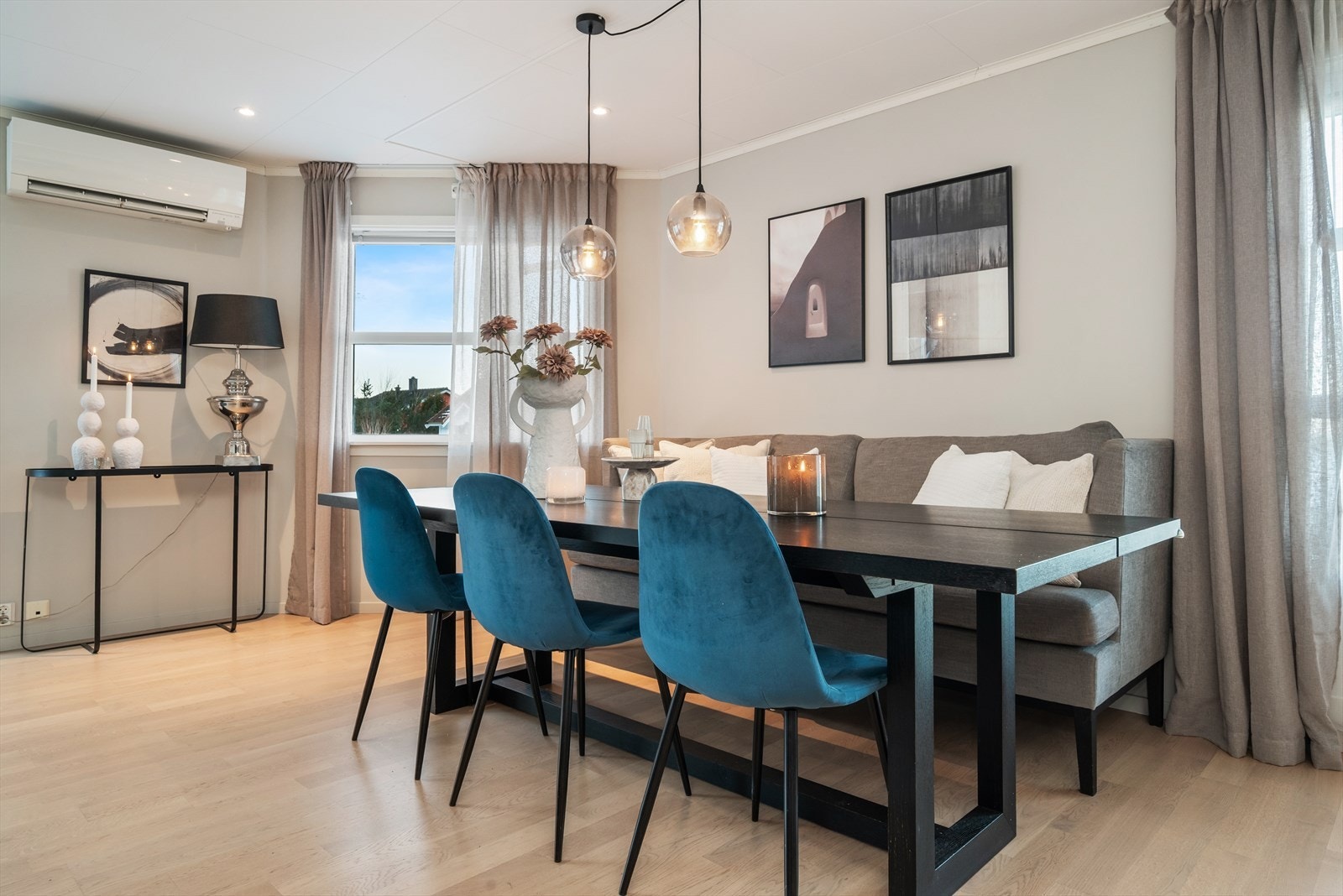 Spisestuen er også oppgradert med nye downlights og dimmere. Galleribilde