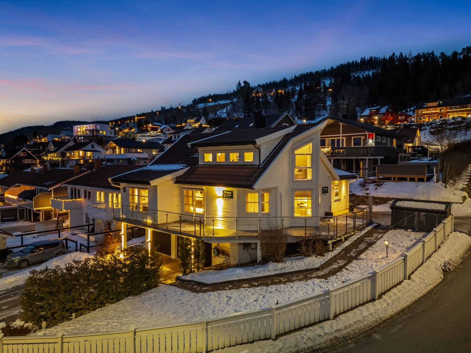 Eneboligen ligger på en fin hjørnetomt med to adkomster, en ved hovedinngangen og en tillknyttet garasjen. Galleribilde