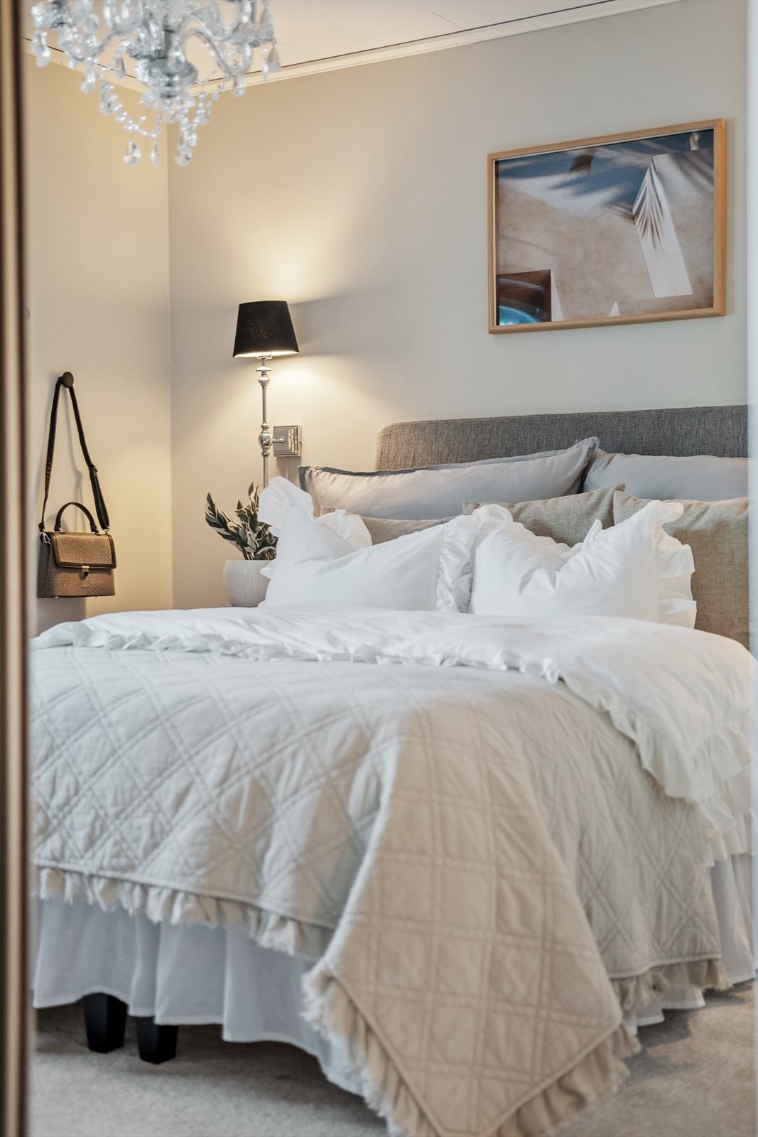 Eneboligen har til sammen fire soverom, hvorav hovedsoverommet i 1.etg og de tre andre er samlet i 2. etasje. Galleribilde