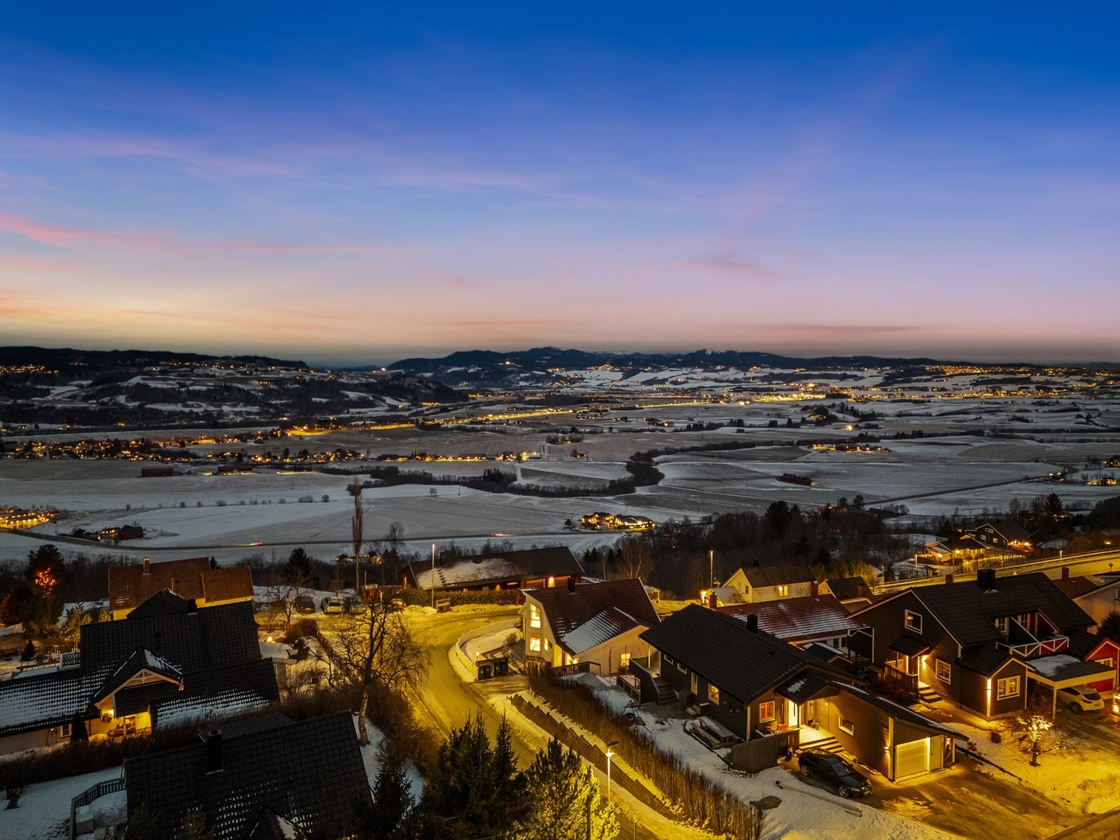 Barnevennlig beliggenhet rett ved busstopp og flotte turområder, med gangavstand til skole, barnehage og Melhus sentrum. Galleribilde
