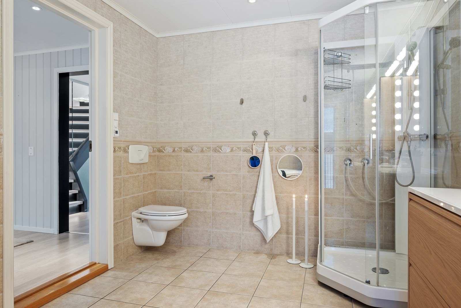 Videre finner du vegghengt toalett. Galleribilde