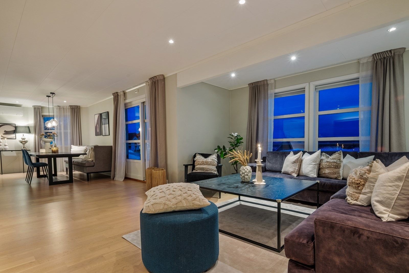 Rommet får godt med naturlig lys fra to retninger. Gulvet har parkett, som står godt til vegger malt i en dus og delikat beige. Galleribilde