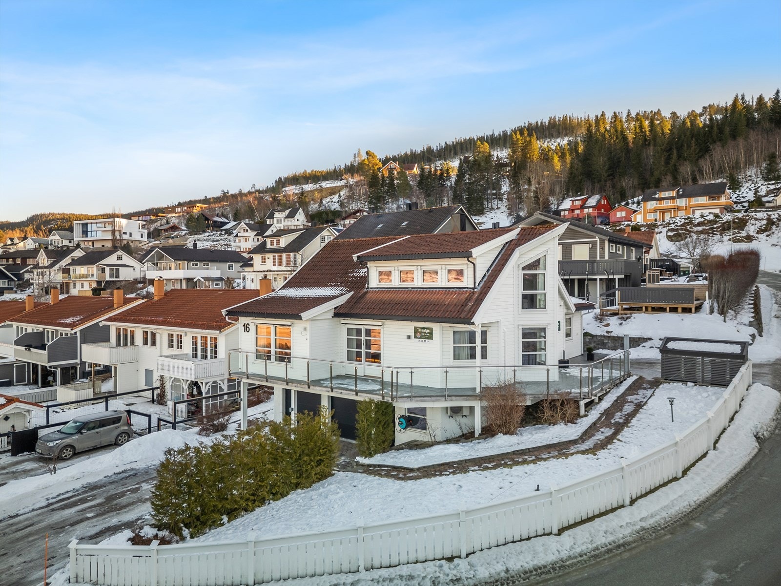 Garasjen ble i 2019 oppgradert med maling utvendig og innvendig, epoxybelagt gulv samt nye garasjeporter med portmotor og dører. Galleribilde