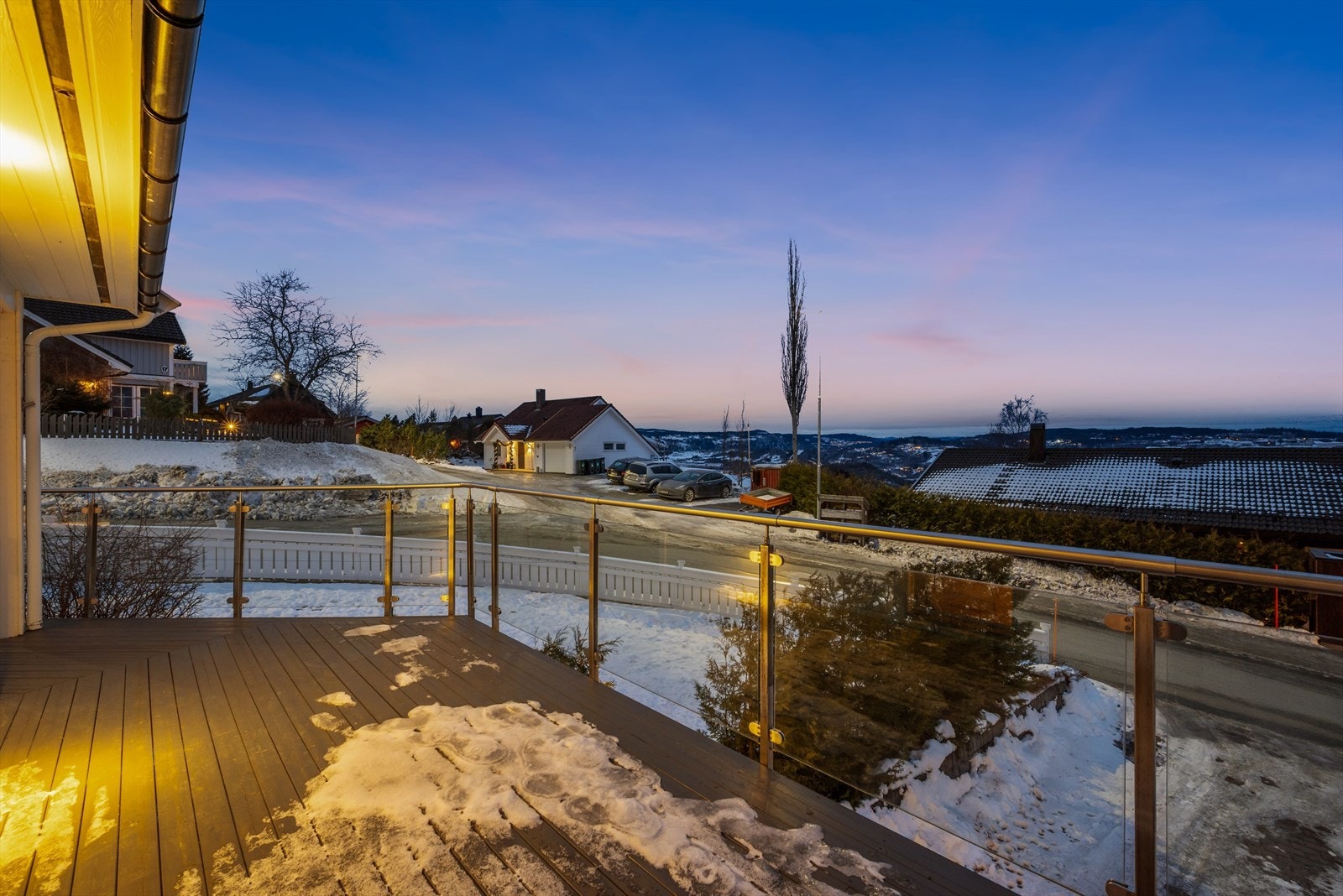 En stor terrasse på rundt 77 kvm strekker seg rundt så og si hele huset. Galleribilde