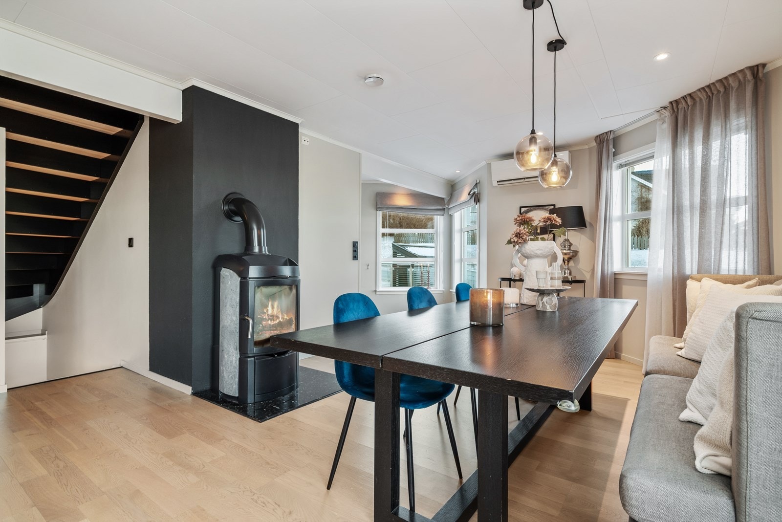 Med både varmepumpe og klebersteinsovn får man det lunt og godt i stuen og på kjøkkenet. Galleribilde