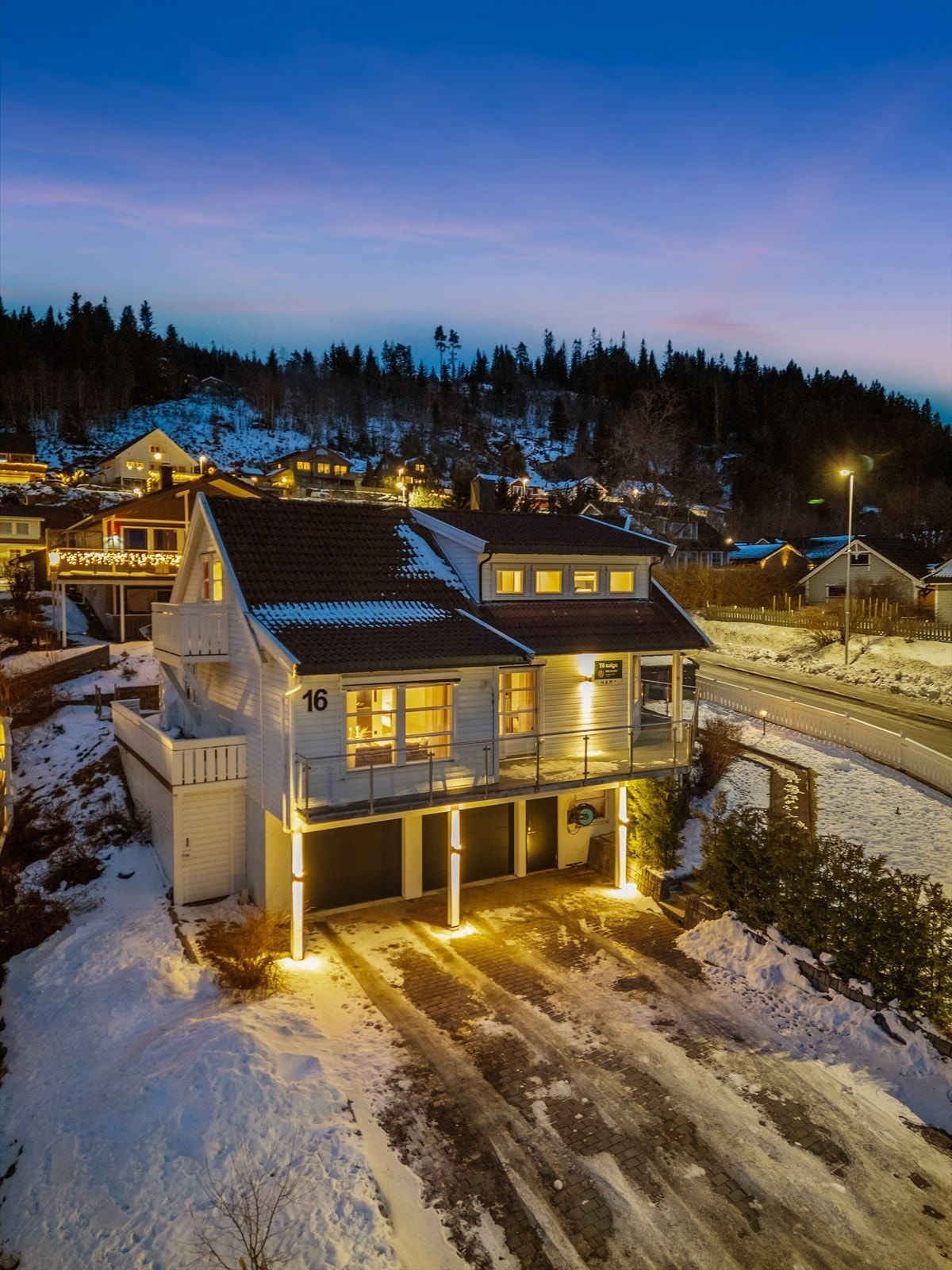 Parkeringen er meget god; på to steinlagte gårdsplasser på både nedsiden og oversiden av huset, samt i en integrert dobbelgarasje med direkte inngang til huset. Galleribilde