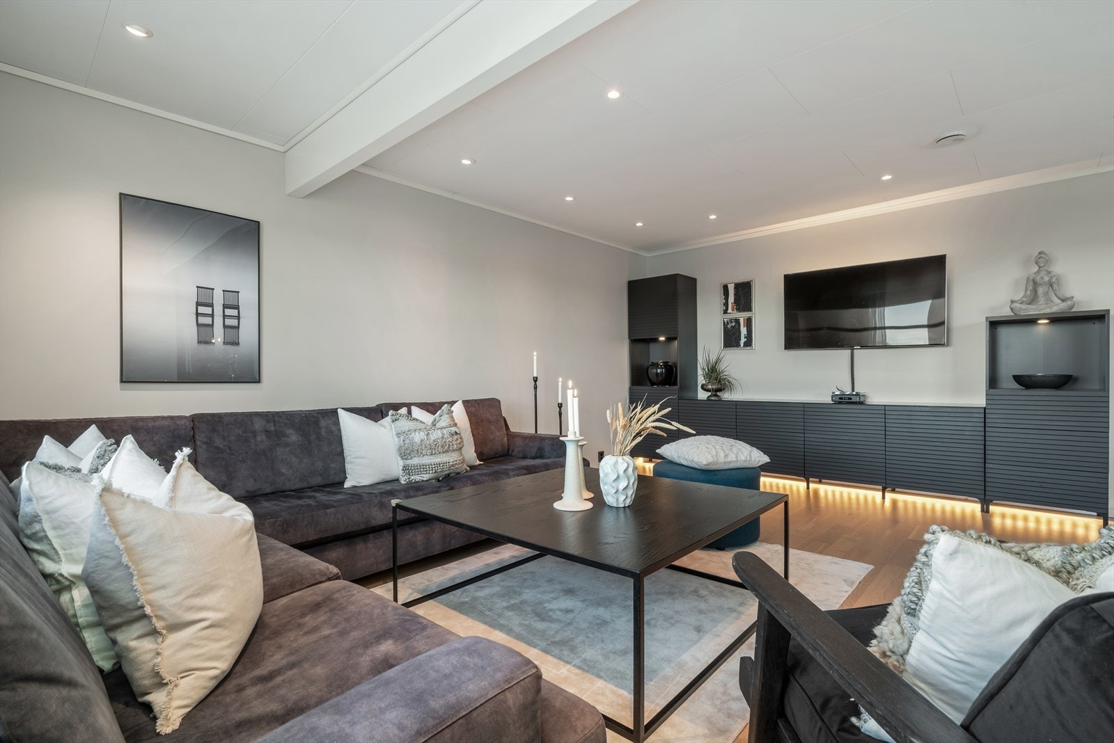 Dagslyset i stuen suppleres ypperlig av downlights i taket. Galleribilde