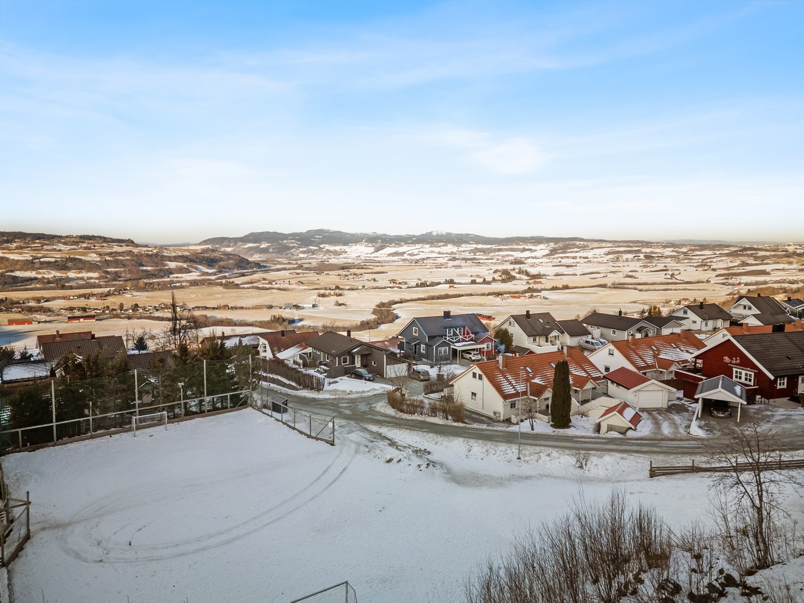Her får du nærhet til marka, med fantastisk utsikt og svært gode solforhold! Like ved eiendommen finner du en fotballbane/lekeplass. Galleribilde