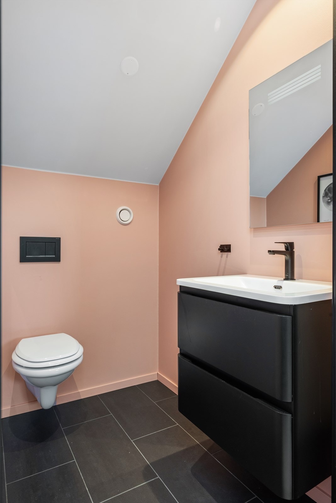 Utenfor soverommene i 2. etasje har boligen et hendig wc-rom med ny sisterne, nymalte vegger og nytt servantskap. Galleribilde