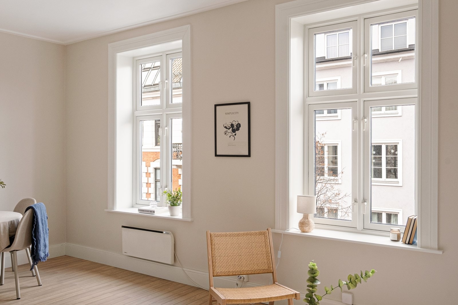 Generøs takhøyde og store vindusflater som gir rikelig med luft og lys. Galleribilde